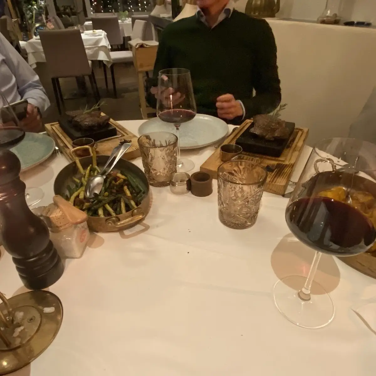 Filet Steak Am Heißen Stein Serviert Dazu Grüne Bohnen Strankalan Mit Käse Überbackene Kartoffel