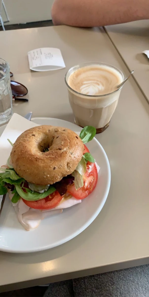 Veganer Bagel Mit Humus