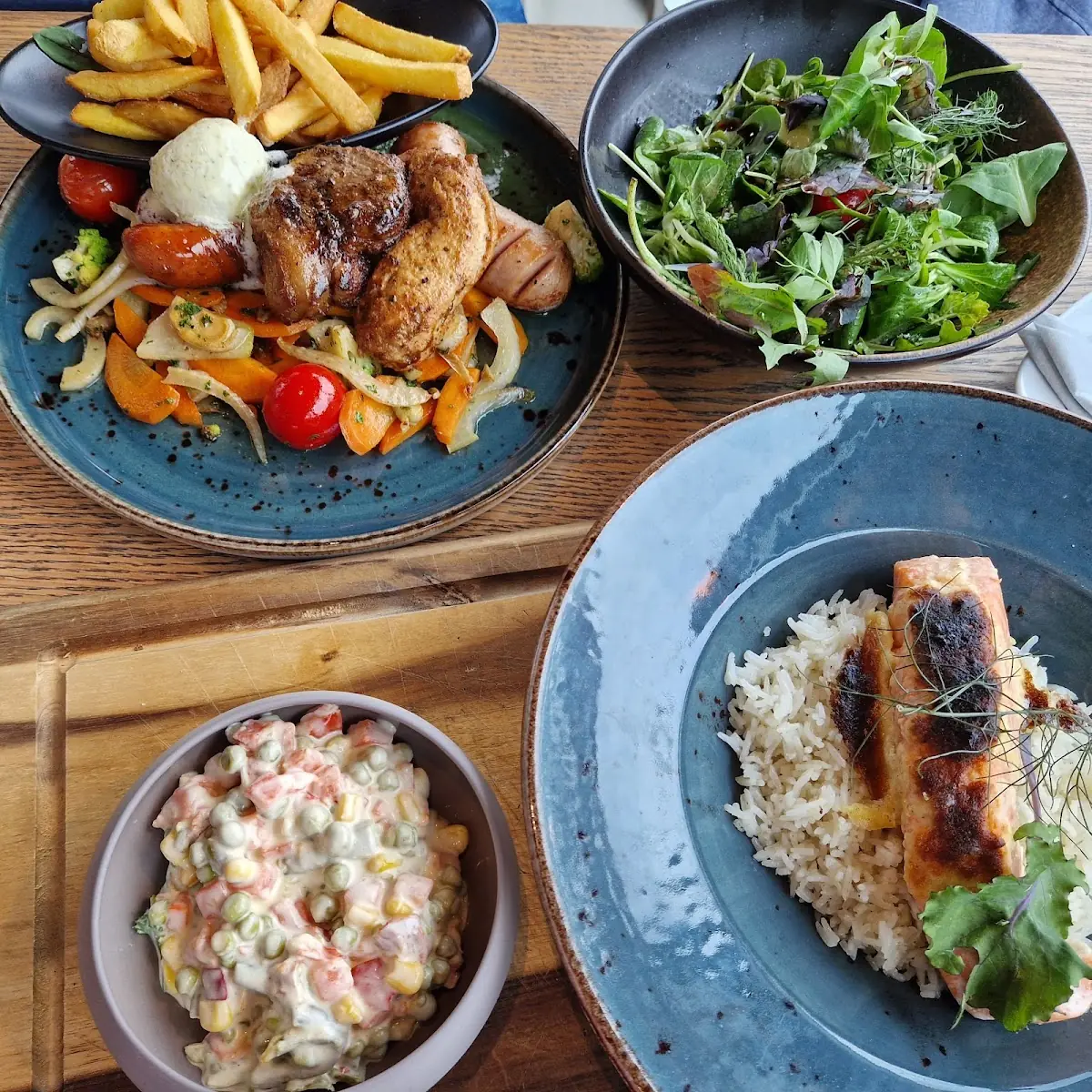 Gratinierter Lachs Mit Französischem Salat Und Grillteller