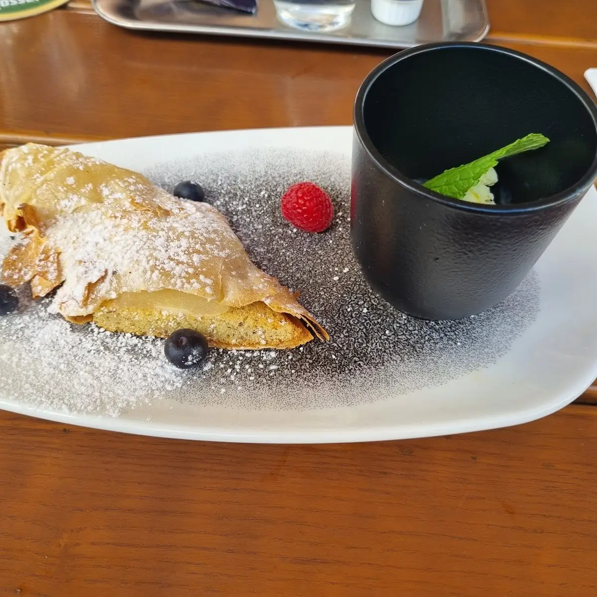 Birnen Marzipan Strudel Mit Vanilleeis