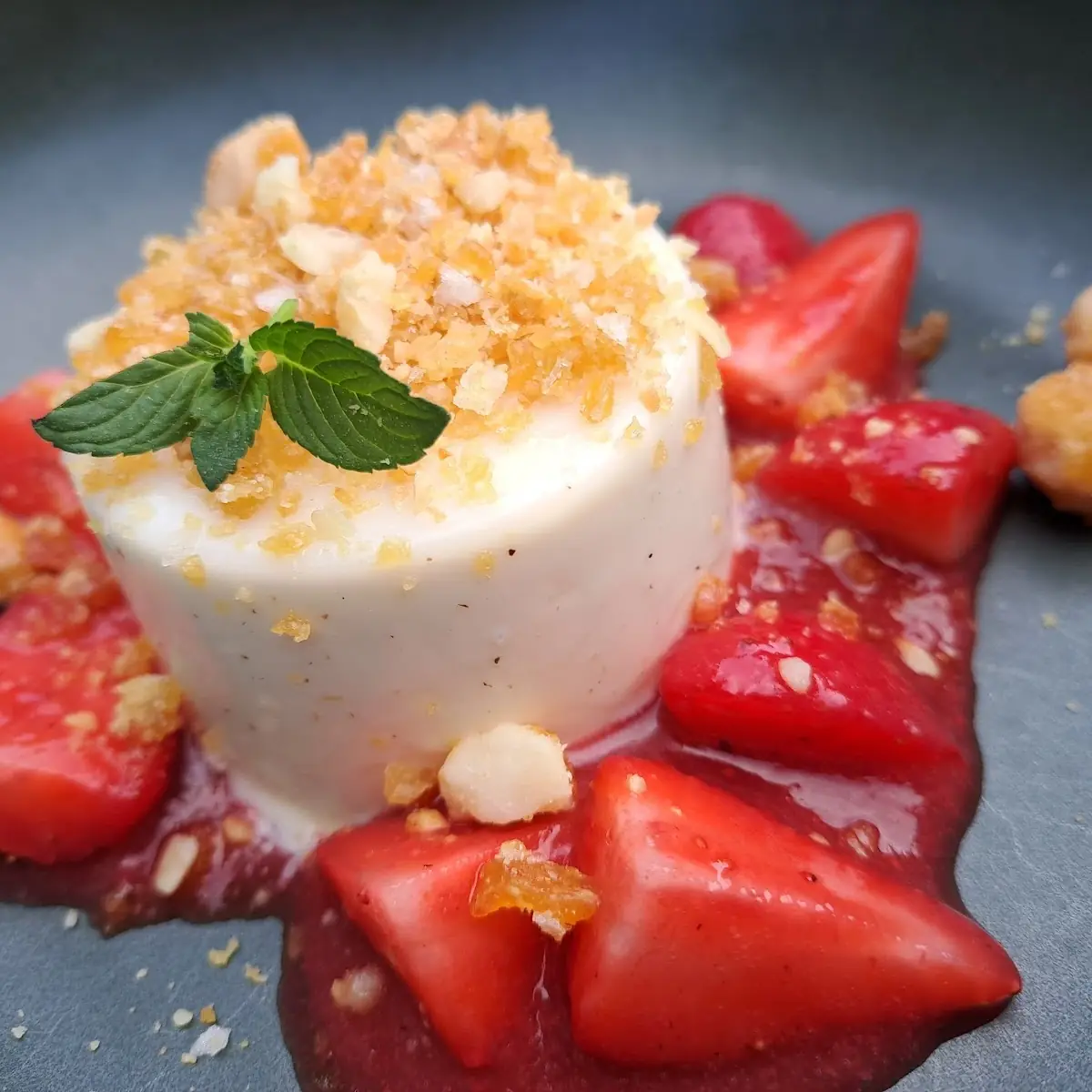 Tonkabohnen Panna Cotta Rhababer-erdbeere Macadamia-salzkaramel
