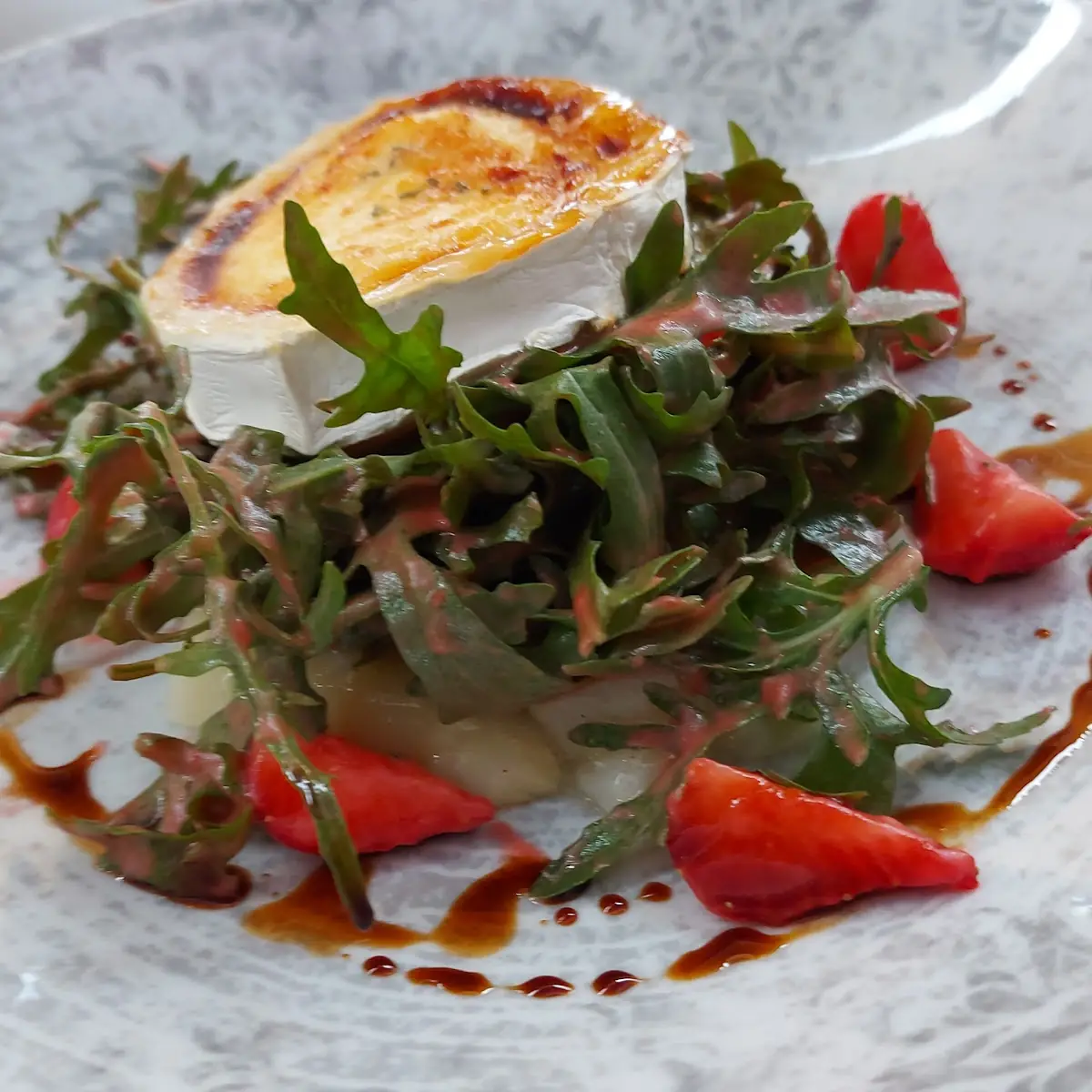 Geflämmter Ziegenkäse
