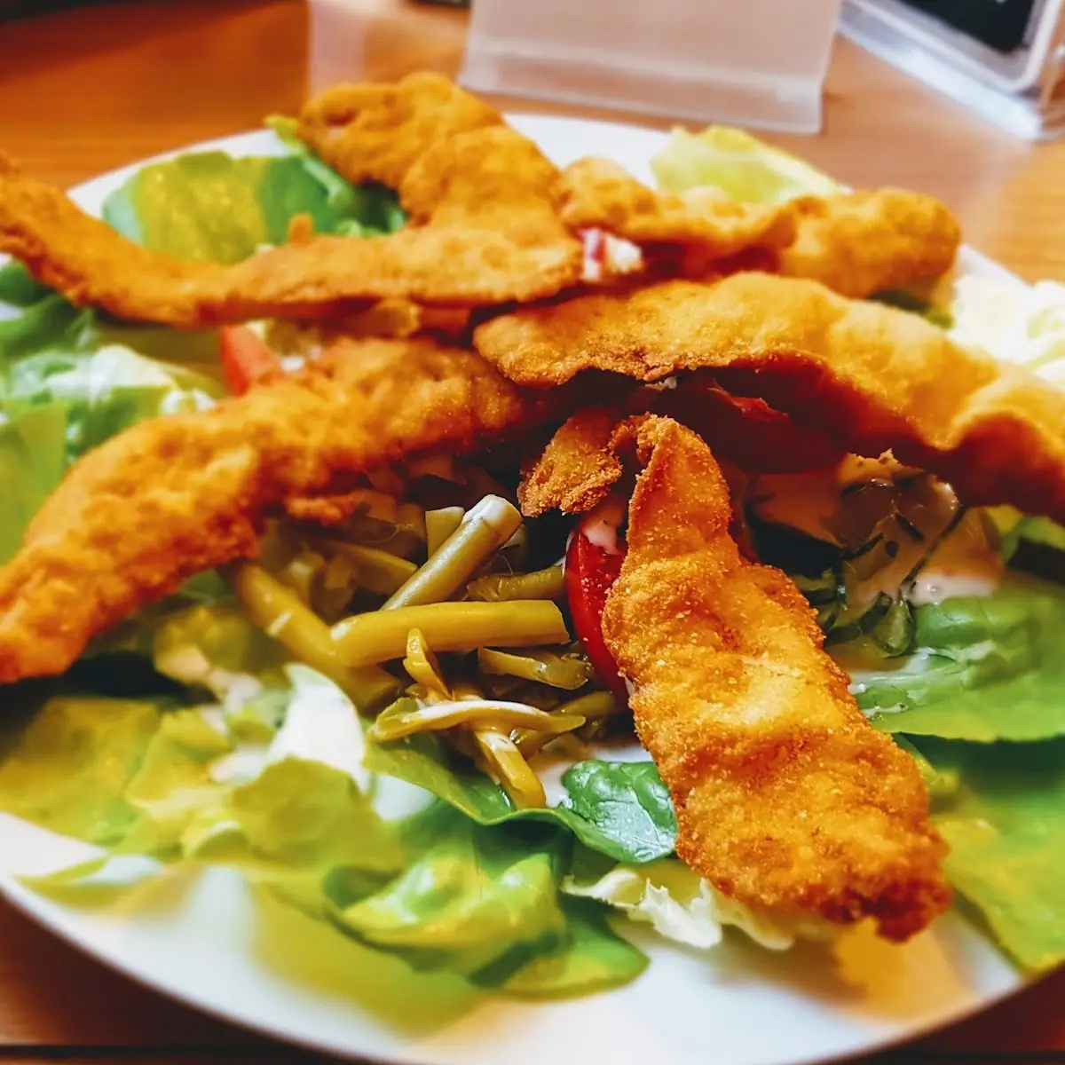 Großer Salatteller Mit Gebackenen Putenstreifen