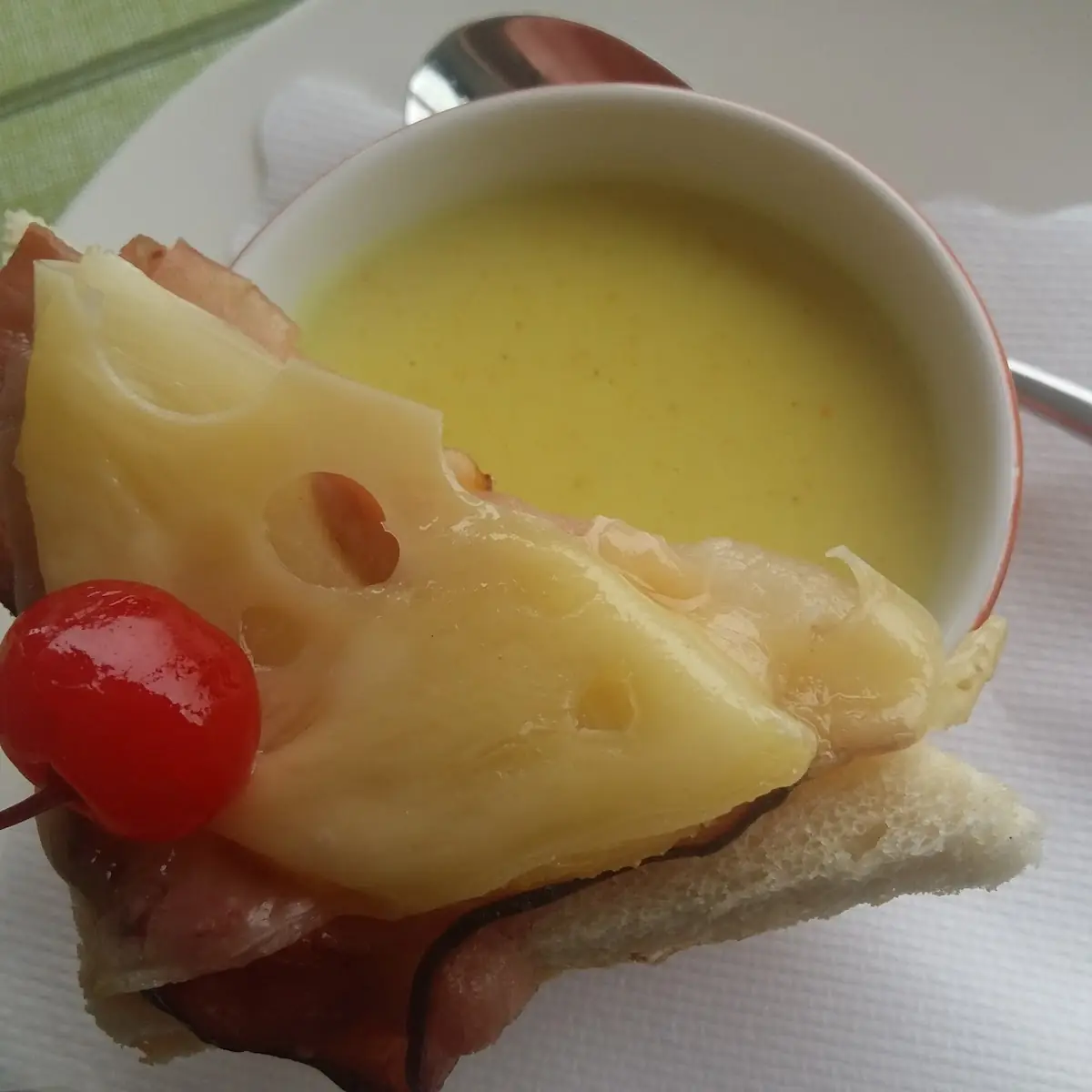 Currysuppe Mit Toast Hawaii