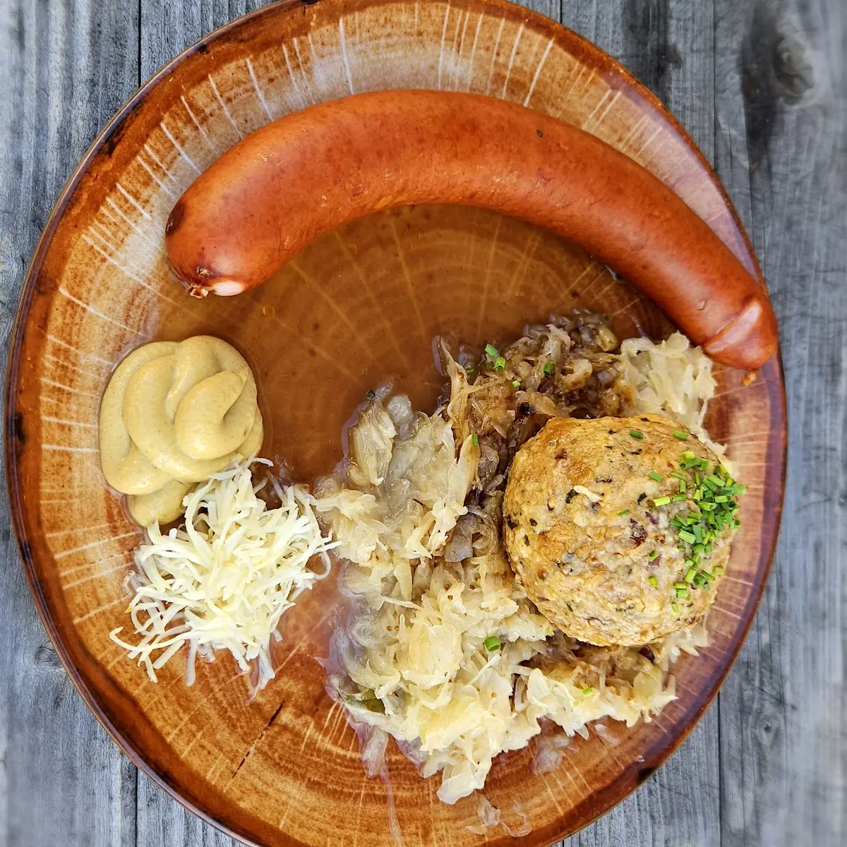 Hauswurst Mit Kraut Und Knödel
