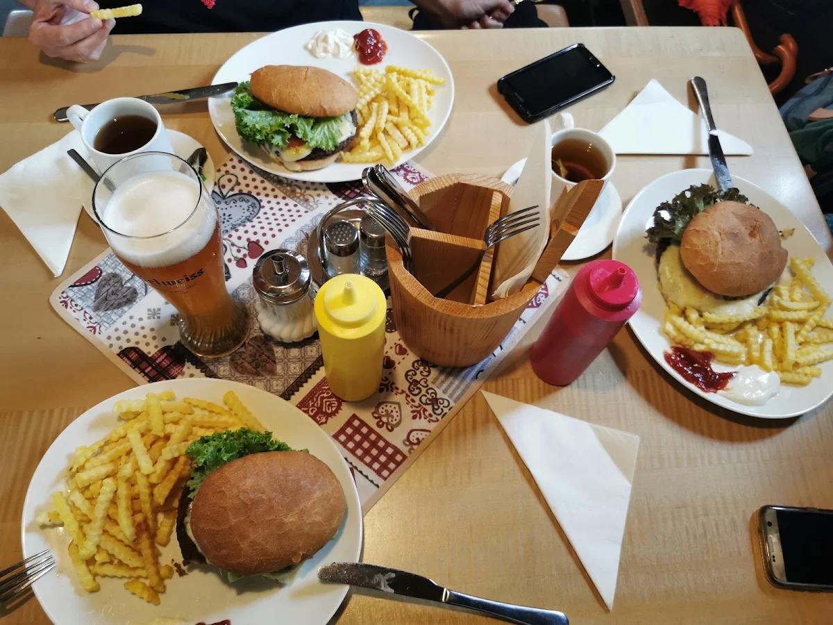 Burger Mit Pommes Frites