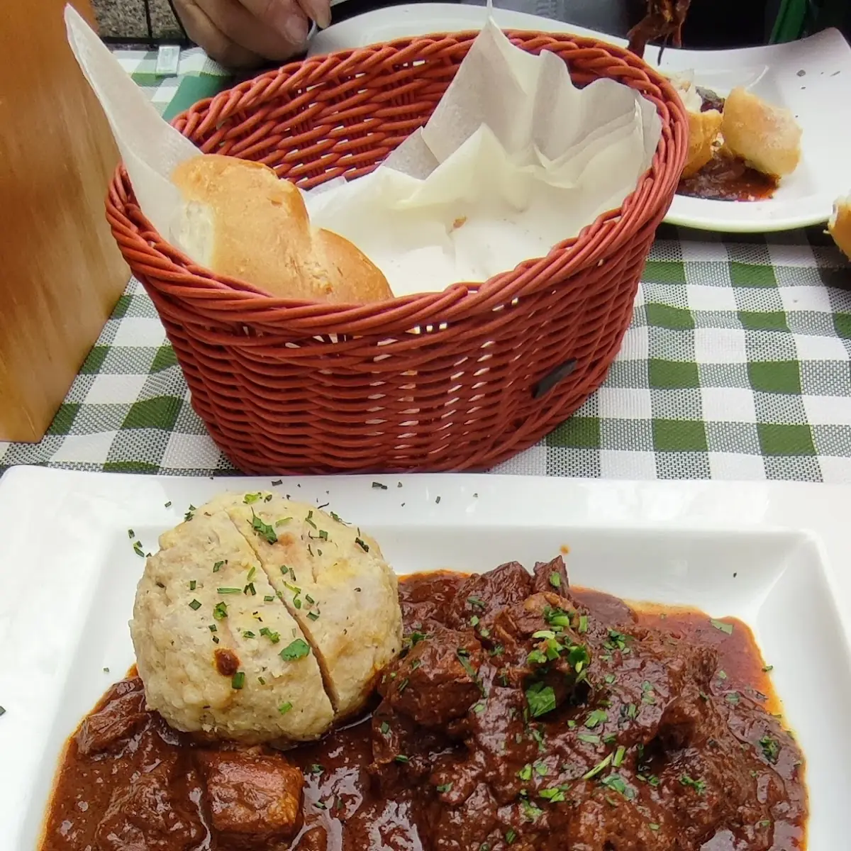 Rindsgulasch Mit Semmelknödel