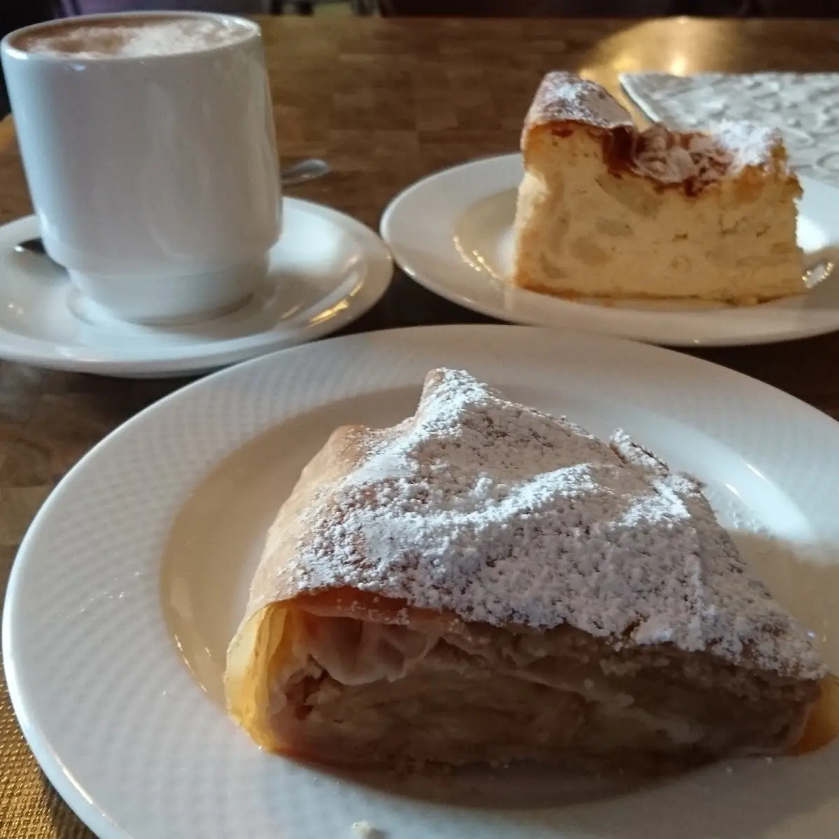 Topfen- Oder Apfelstrudel