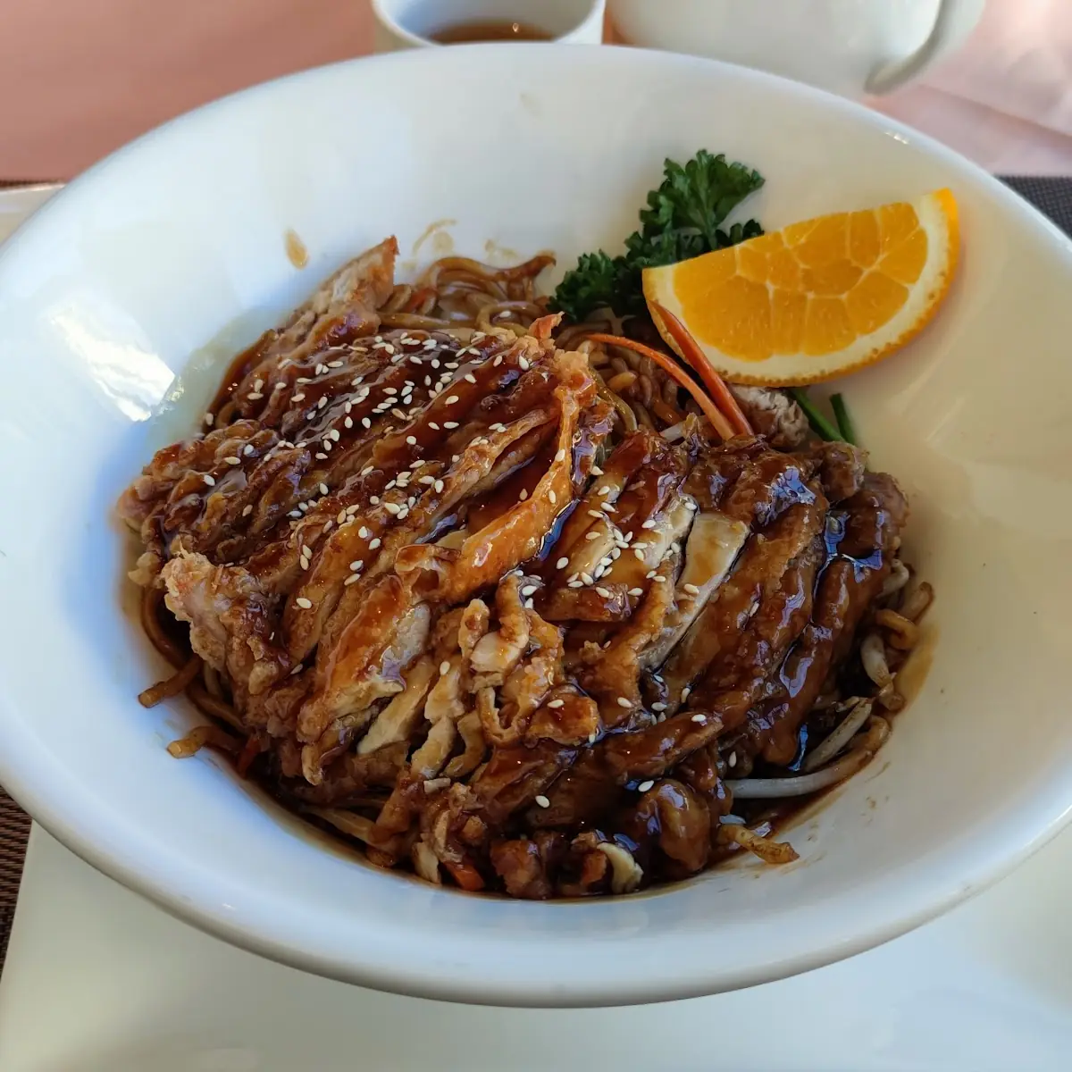 Gebackenes Huhn Mit Nudeln Und Teriyakisauce