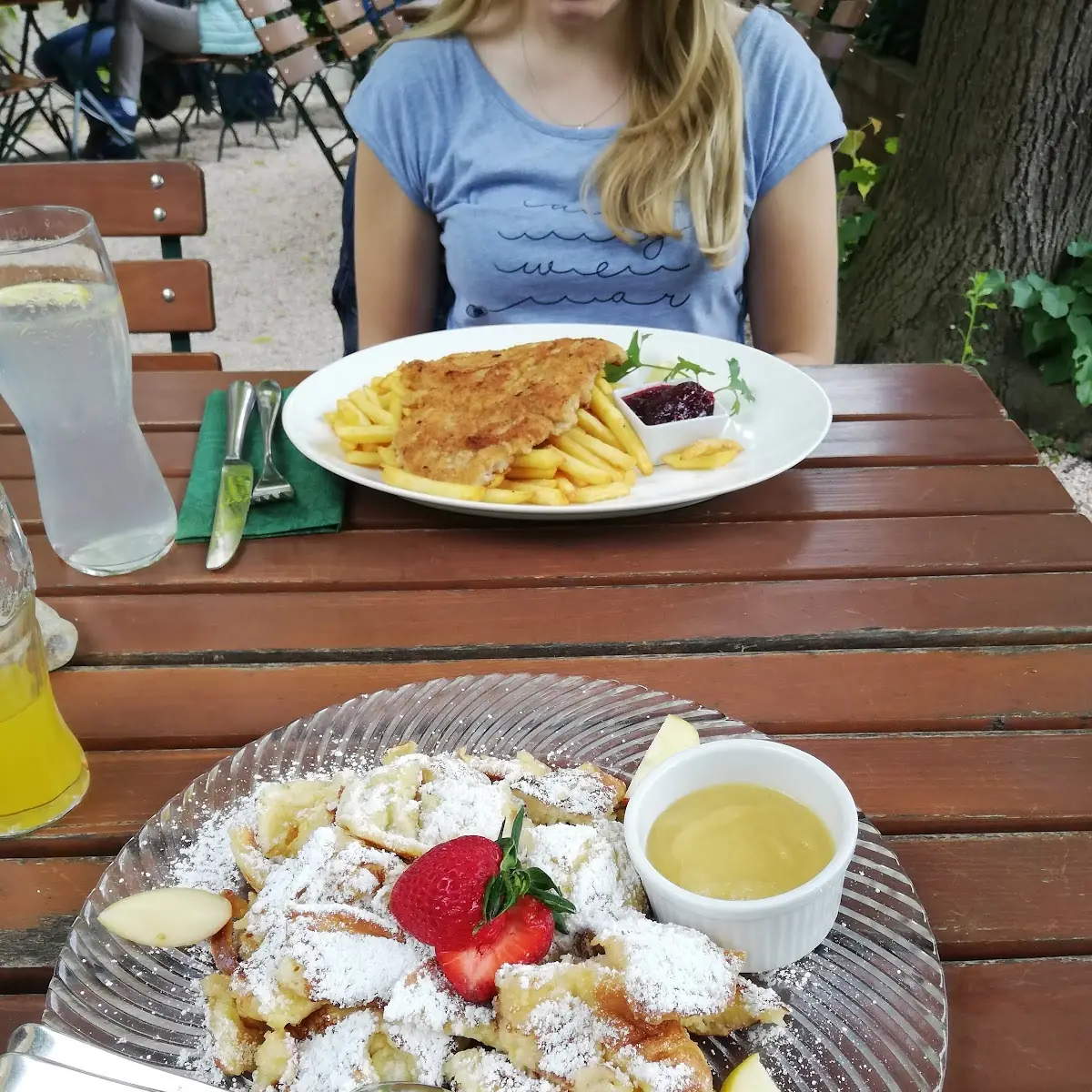 Kaiserschmarrn Und Schnitzel Mit Pommes