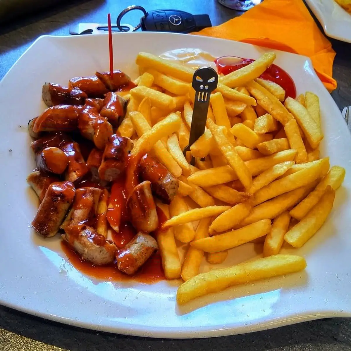 Currywurst Mit Pommes Frites