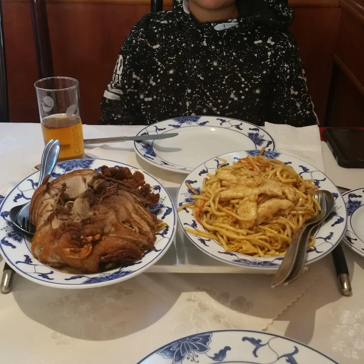Knusprige Ente Und Gebratene Nudeln Mit Hühnerfleisch