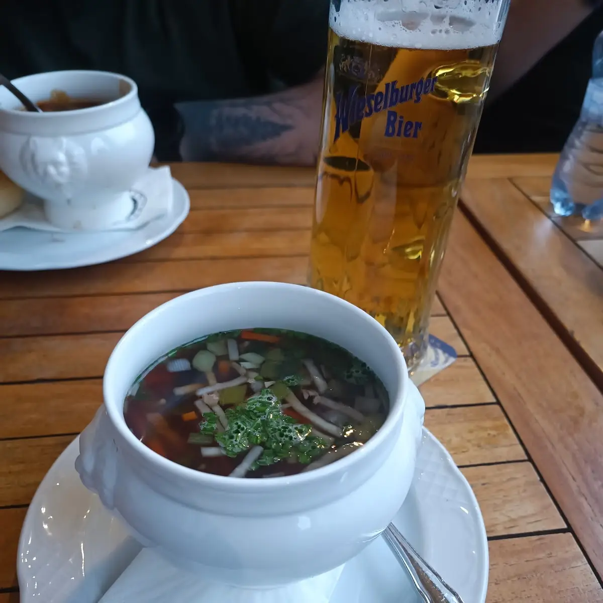 Hausgemachte Rindsuppe