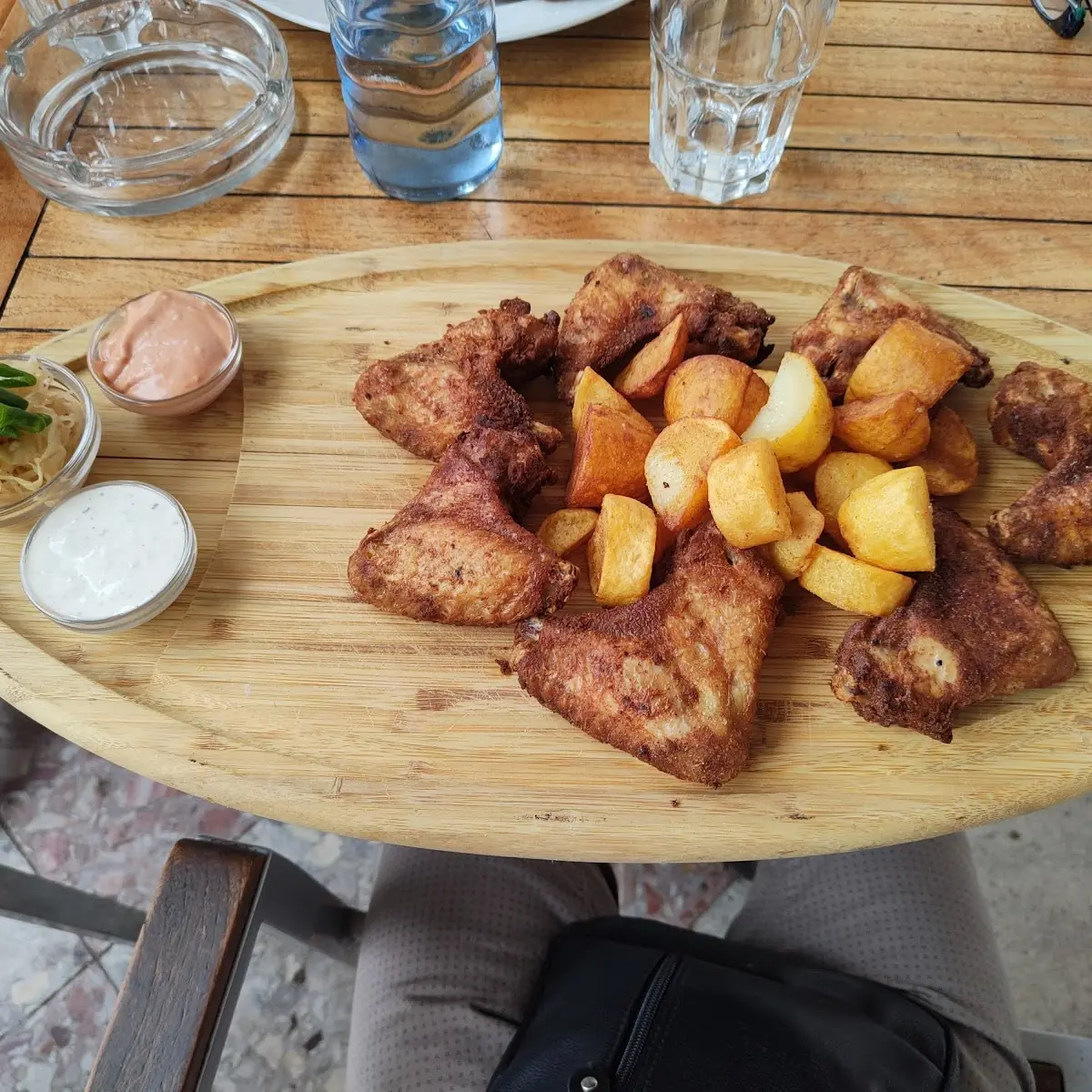 Hühnerflügerl Und Spareribs
