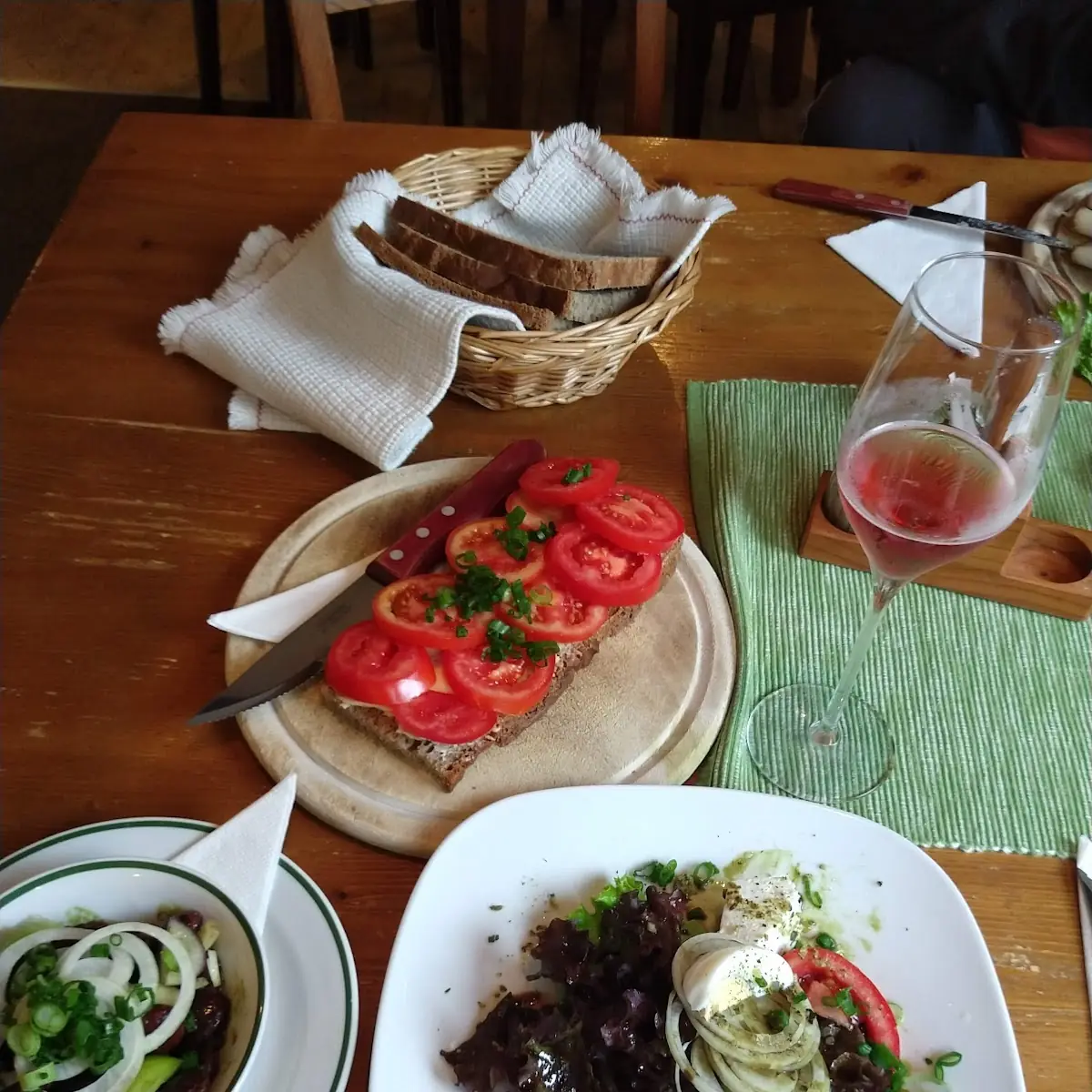 Tomazenbrot Und Schafskäse Salat