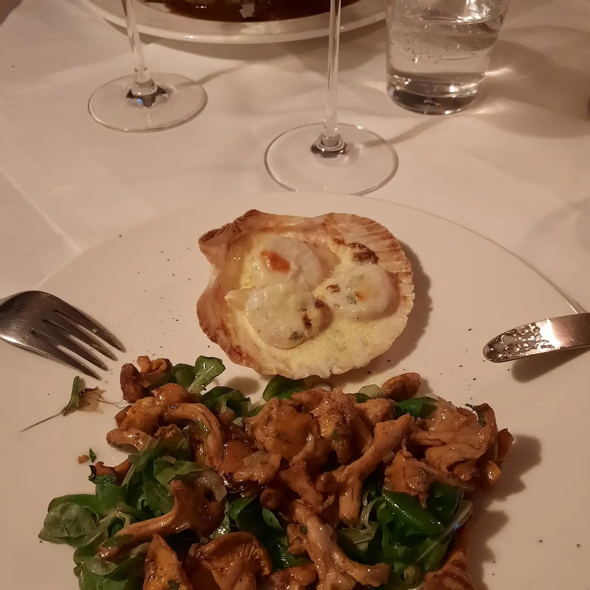 Jakobsmuscheln Mit Gerösteten Eierschwammerln Und Rucola