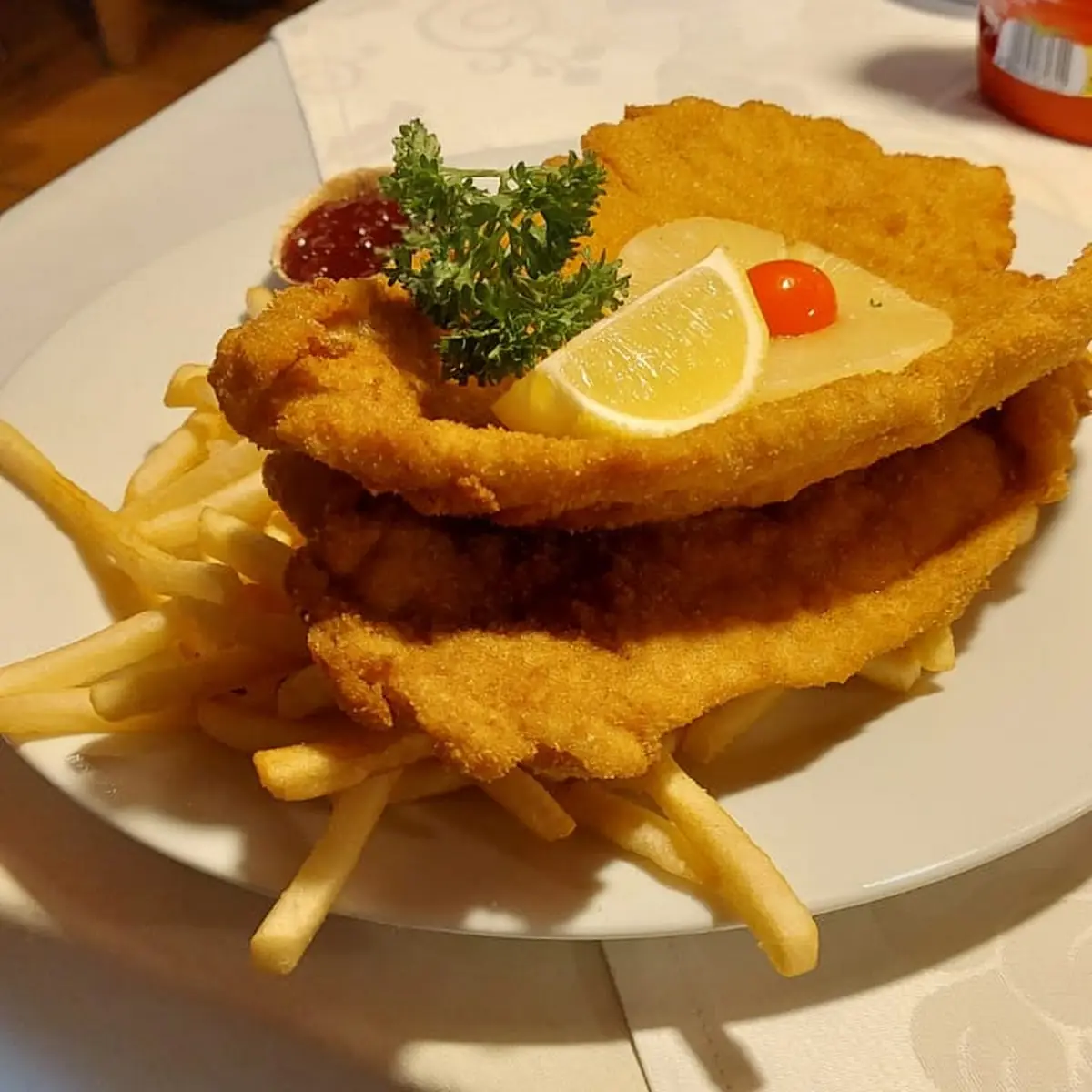 Guates Wiener Schnitzel Mit Pommes U Gem Salat