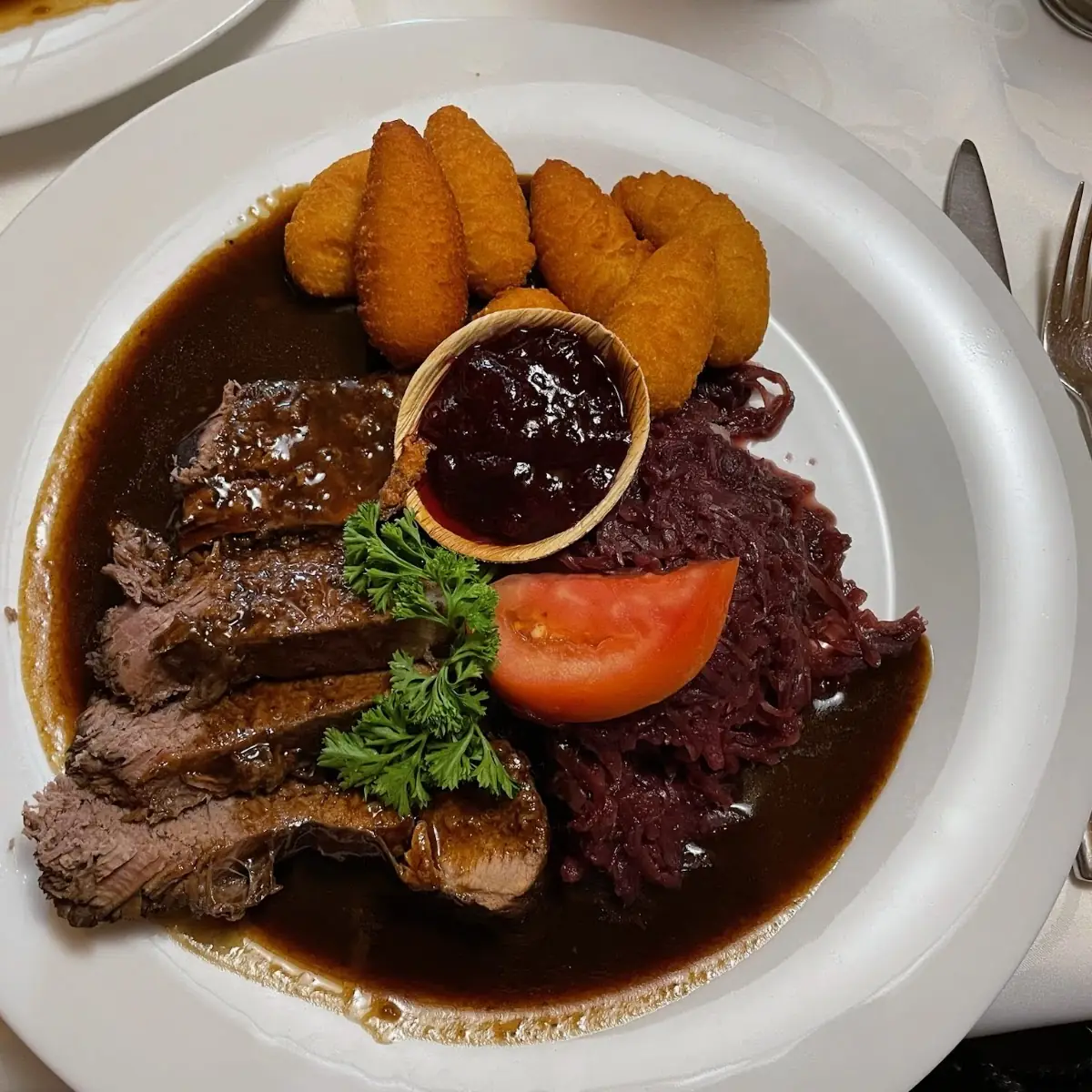 Hirschragout Mit Blaukraut Und Kroketten