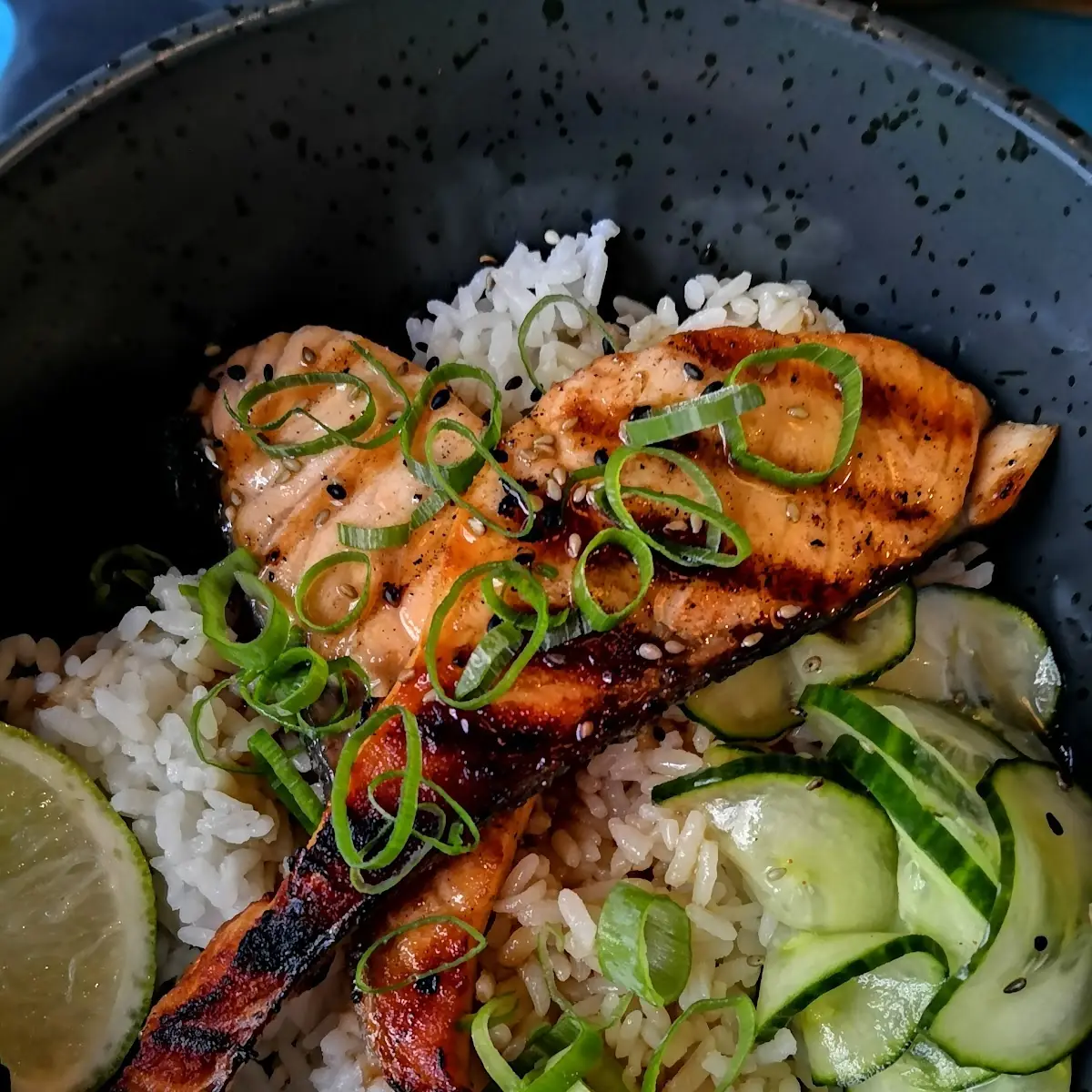 Reis Bowl Mit Gegrilltem Lachsfilet-teriyaki