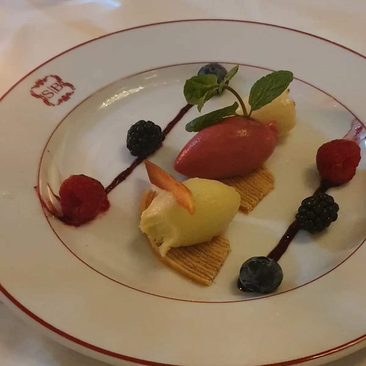 Sorbetvariation Baumkuchen Beeren