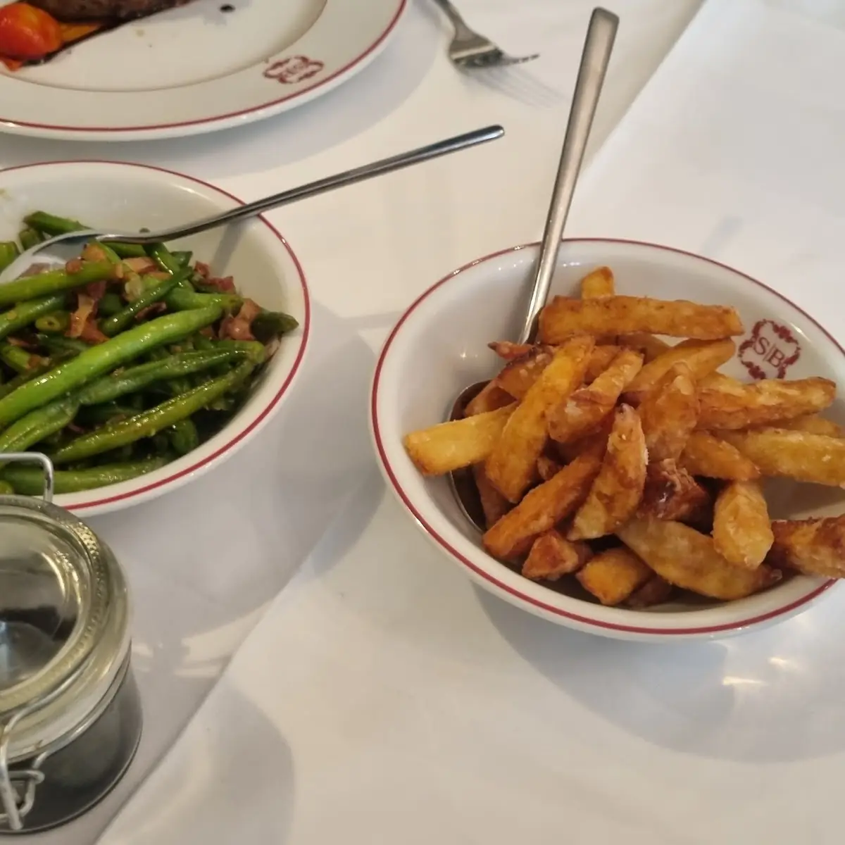 Steak Fries Und Speckbohnen