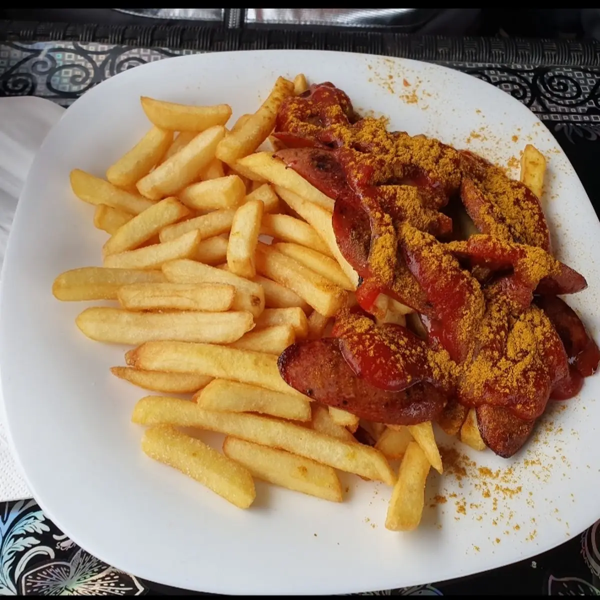 Currywurst Mit Pommes