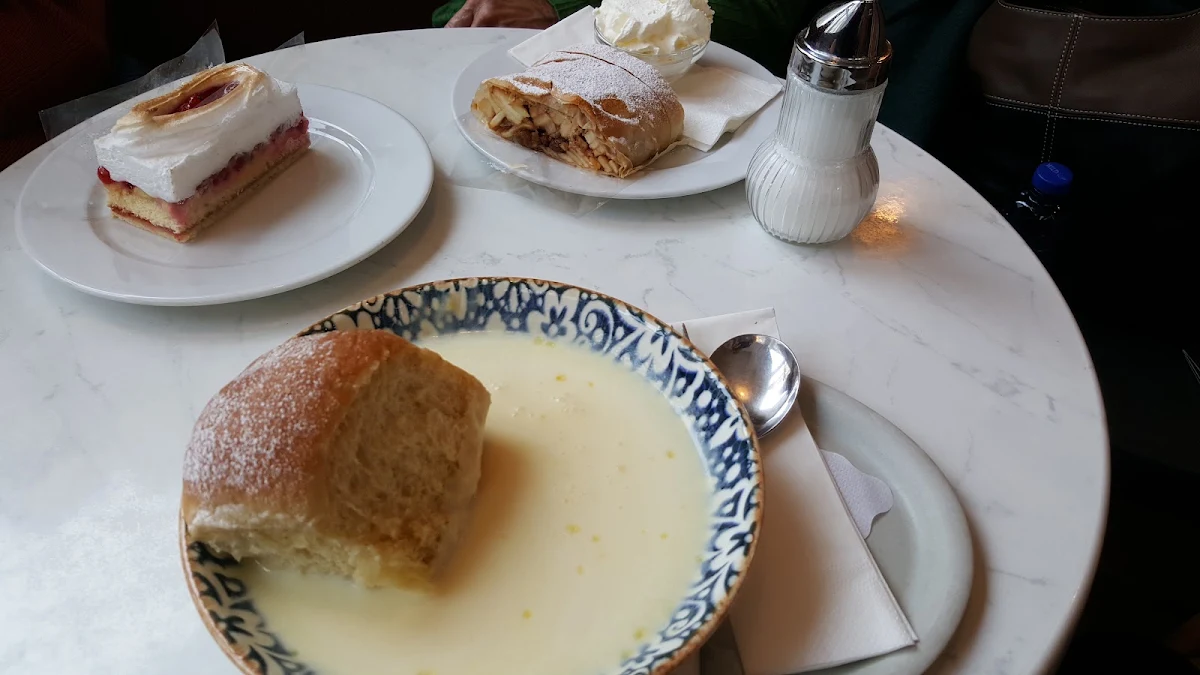 Buchtel Mit Vanillesauce