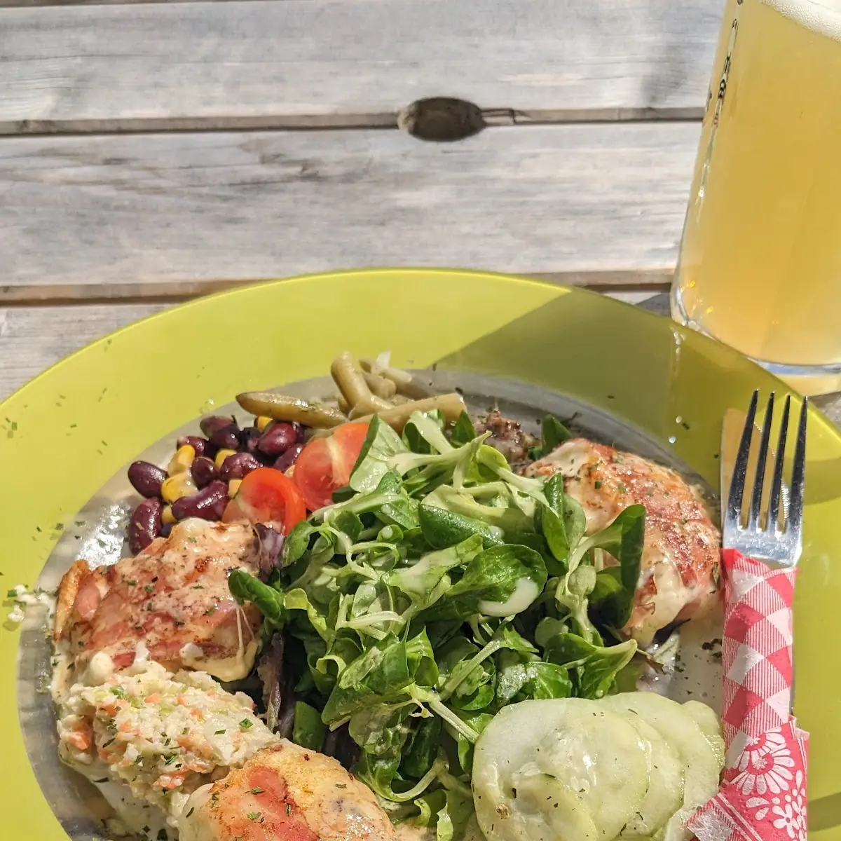 Salatteller Mit Frischkäse Im Speckmantel Gegrillt