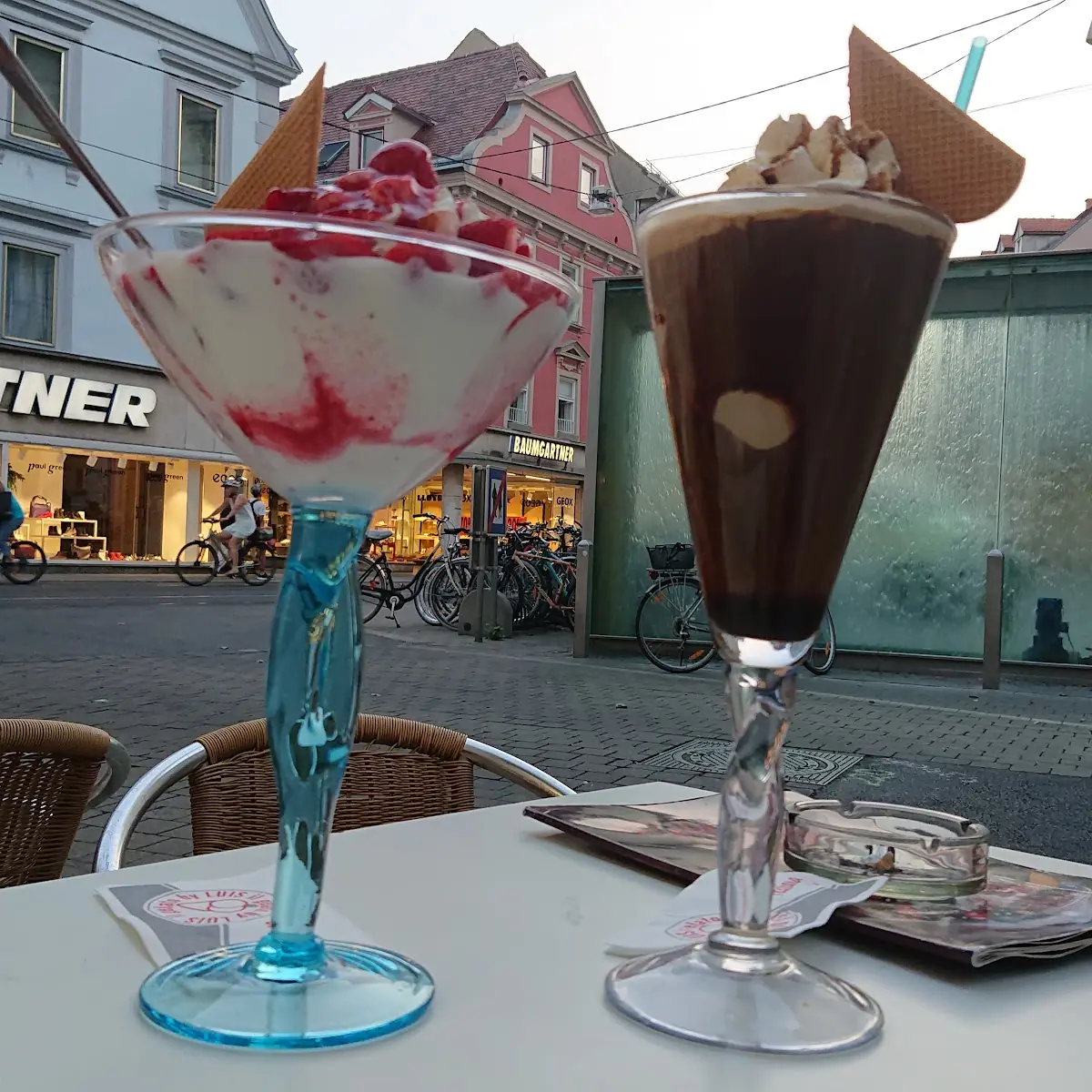 Joghurt-Amarena Becher