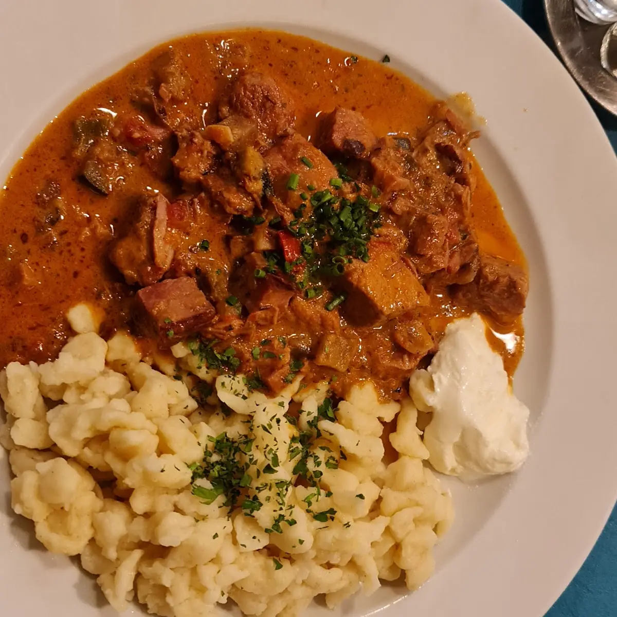 Kalbsgulasch Mit Nockerl