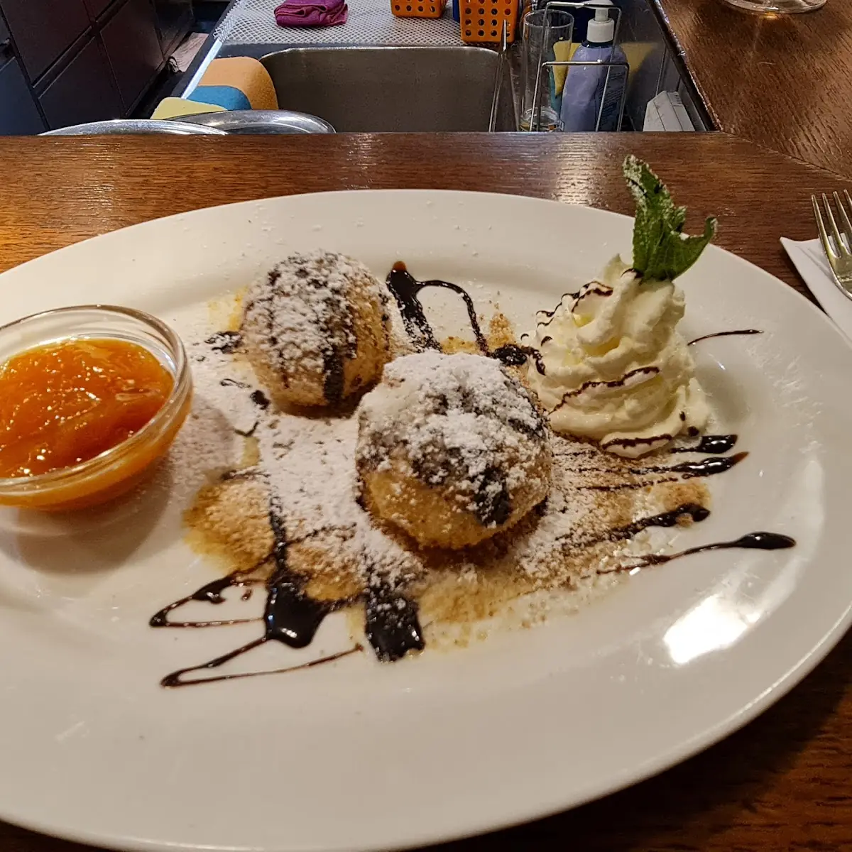 Marillenmarkknödel In Butter- Zuckerbrösel Gewälzt Mit Marillenröster