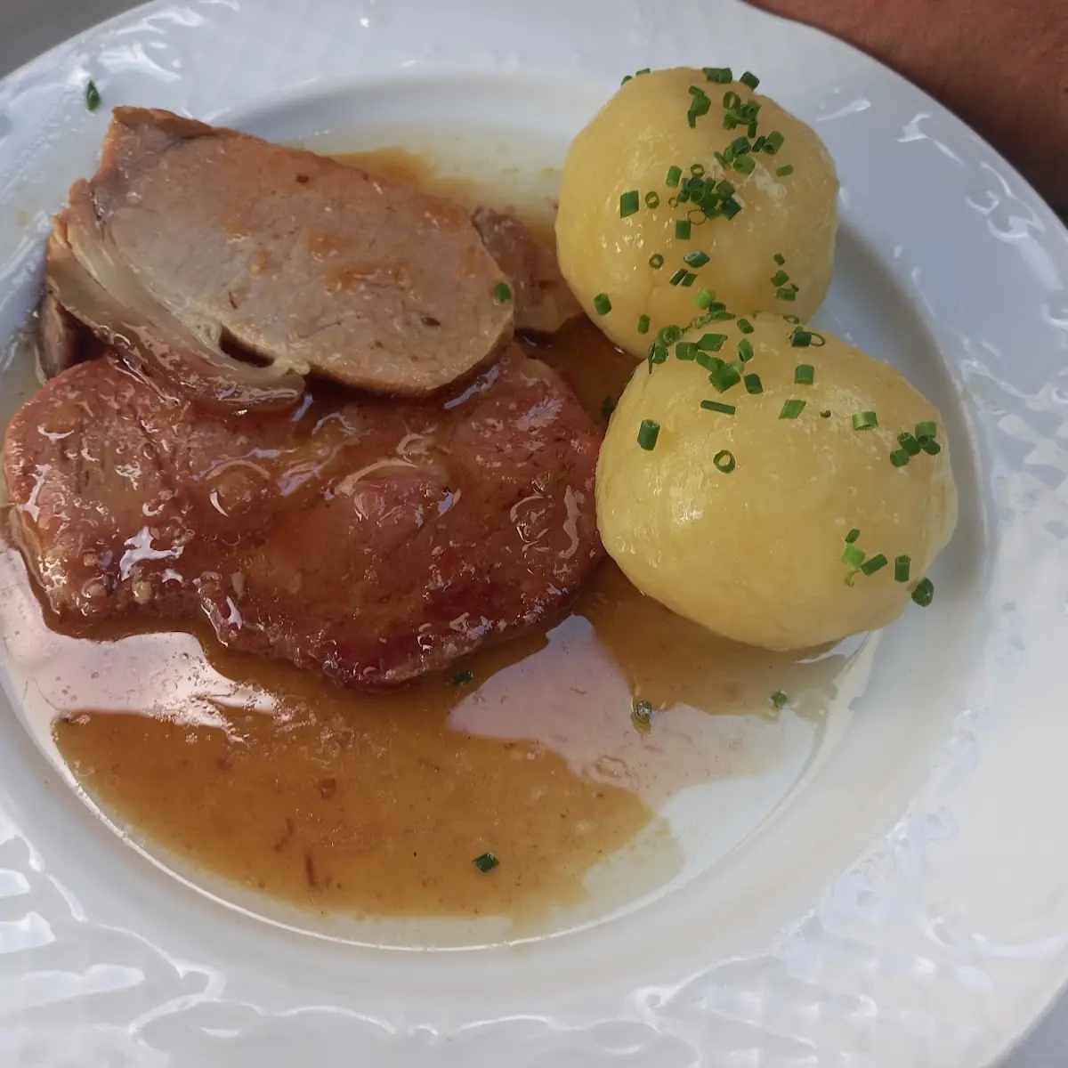 Waldviertler Knödel Mit Surbraten Und Schweinebraten Mit Gem Salat