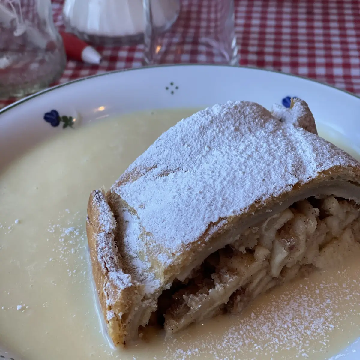 Apfelstrudel Mit Vanillesauce