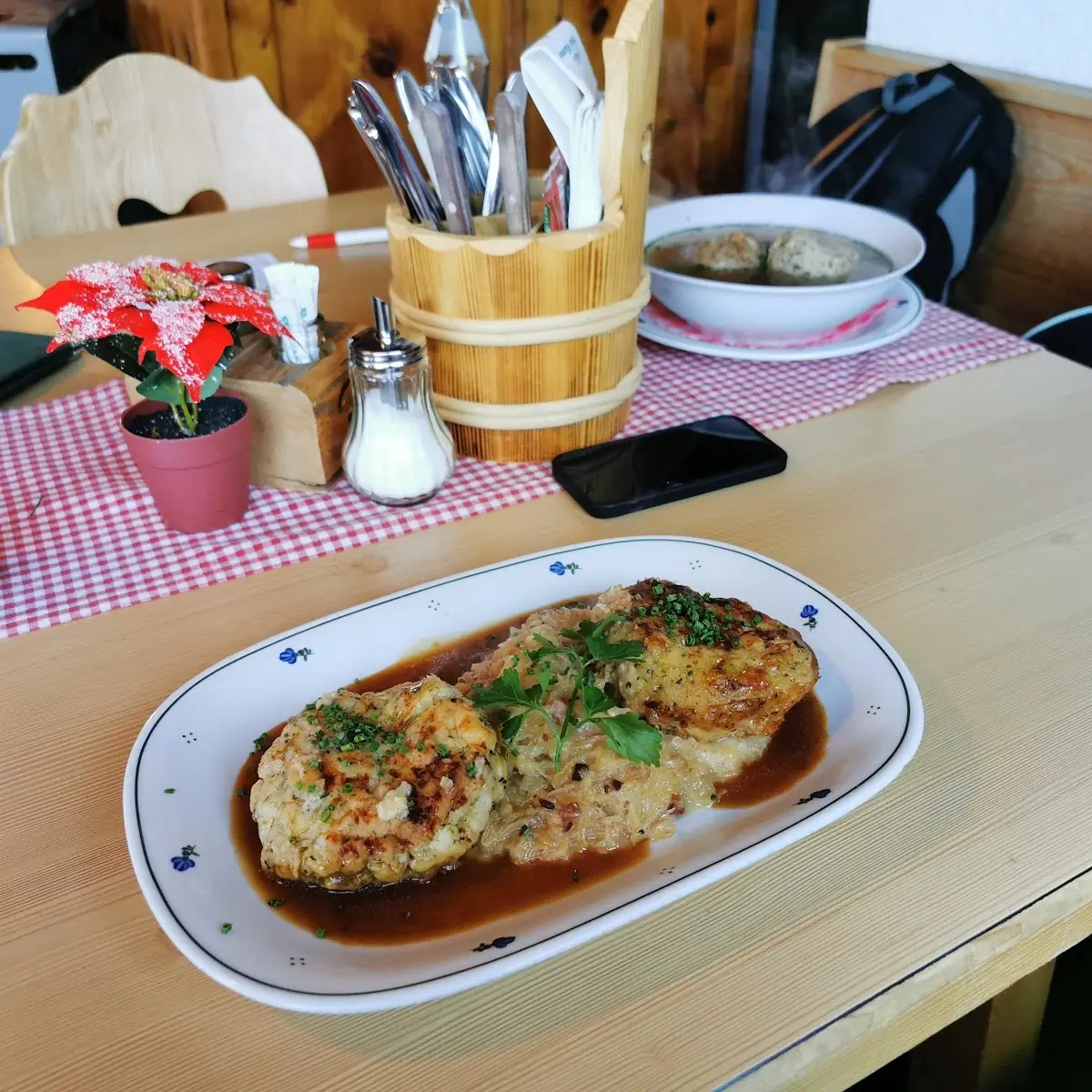Kasknödel Mit Sauerkraut Und Sauce