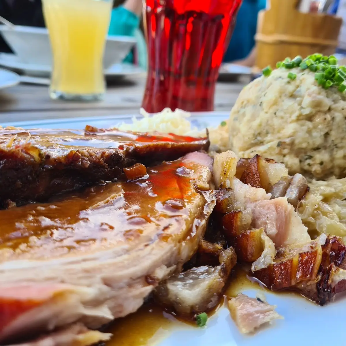 Schweinebraten Mit Knödel Und Sauerkraut