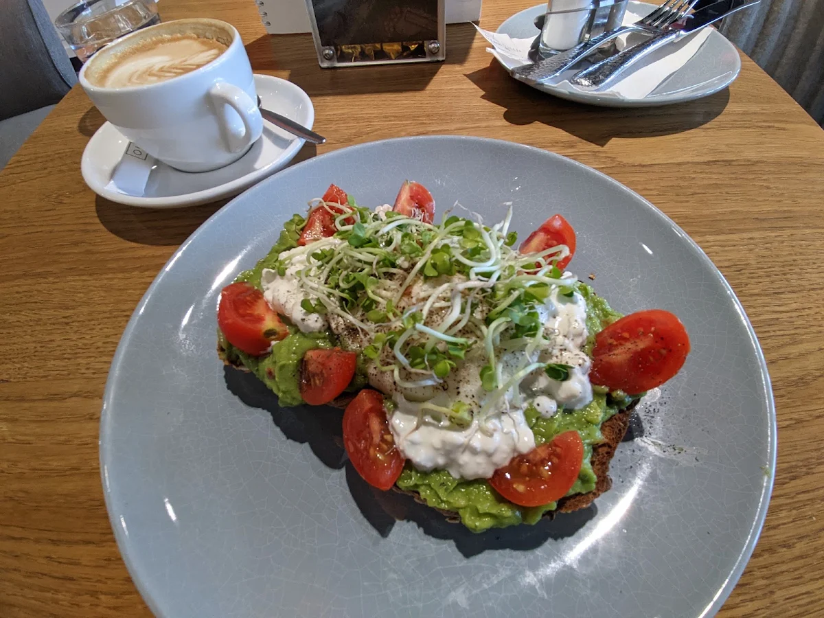 Ei Avocado Hüttenkäse Auf Schwarzbrot