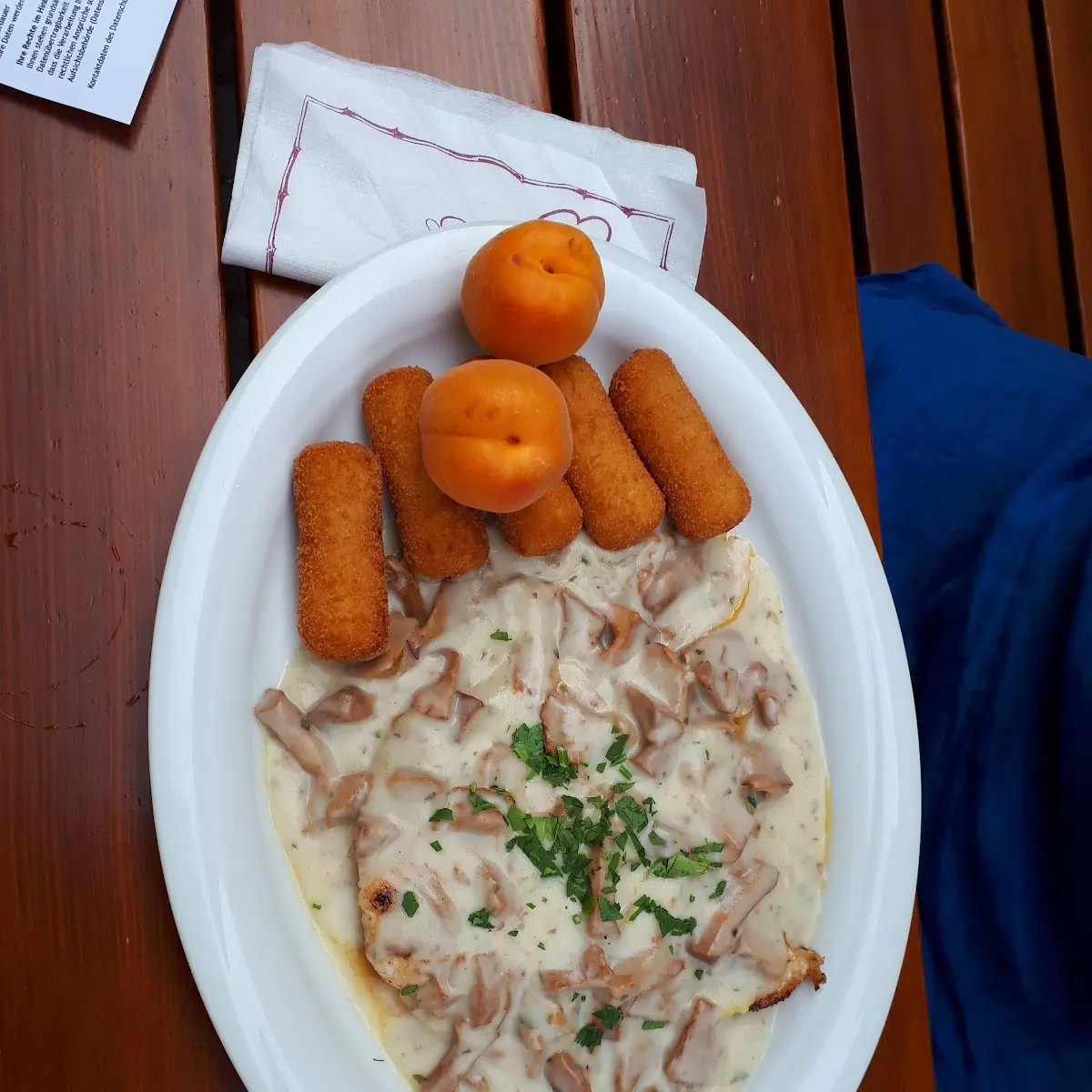 Putenfleisch Mit Eierschwammerl U Kroketten