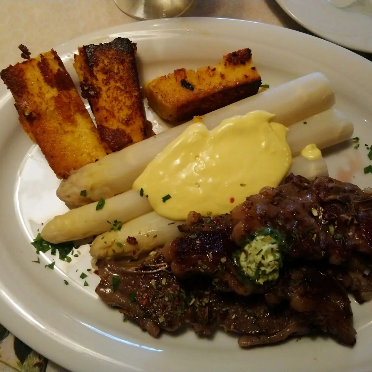 Rehmedaillons In Pfeffersauce Mit Spargel Und Gemüse