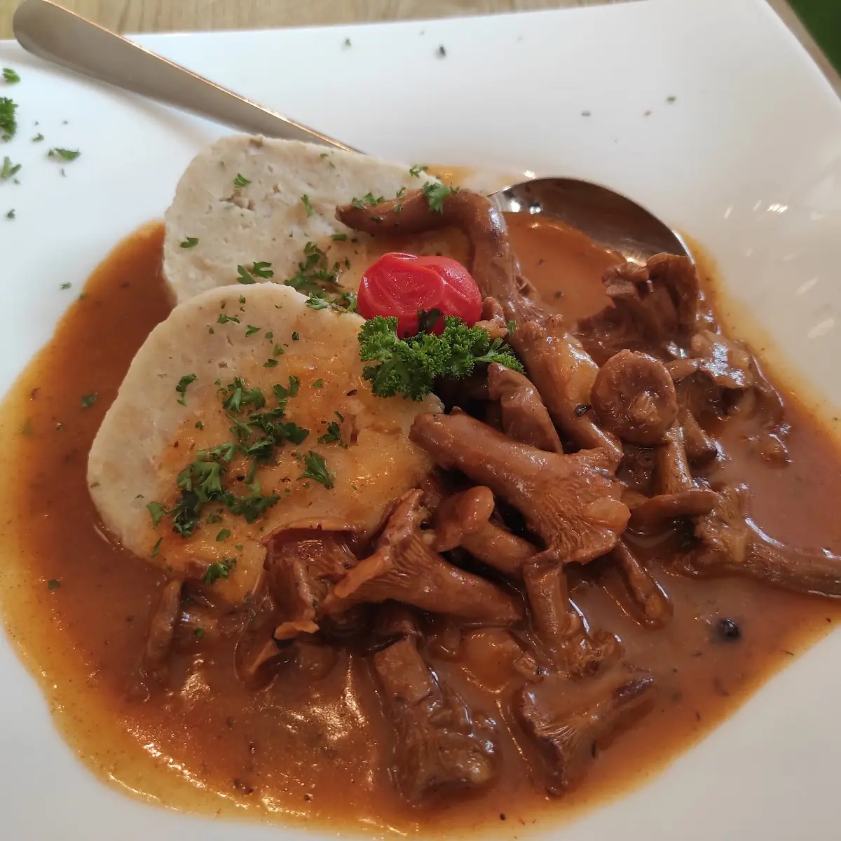 Eierschwammerlgulasch