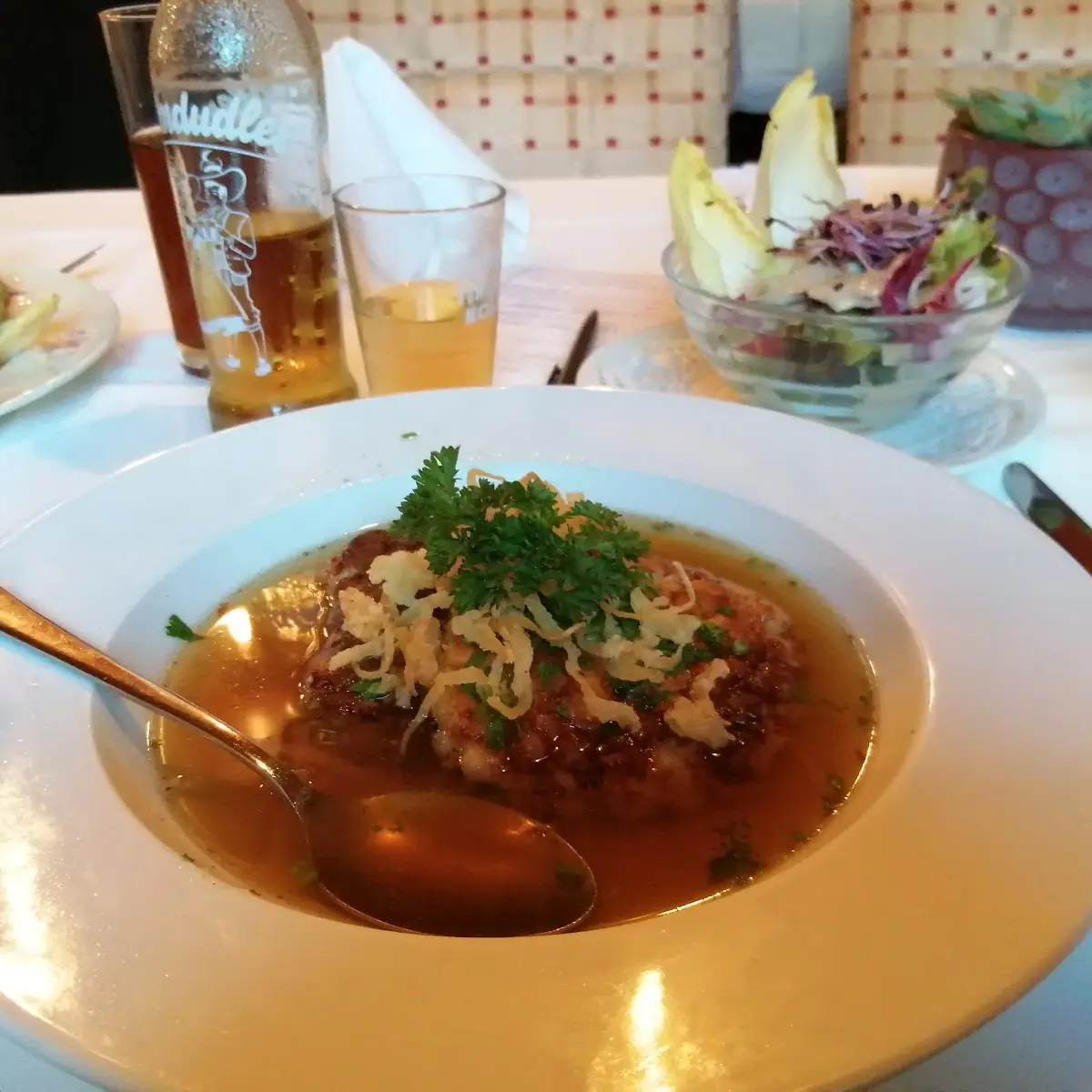 Kaspressknödelsuppe Mit Gem Salat