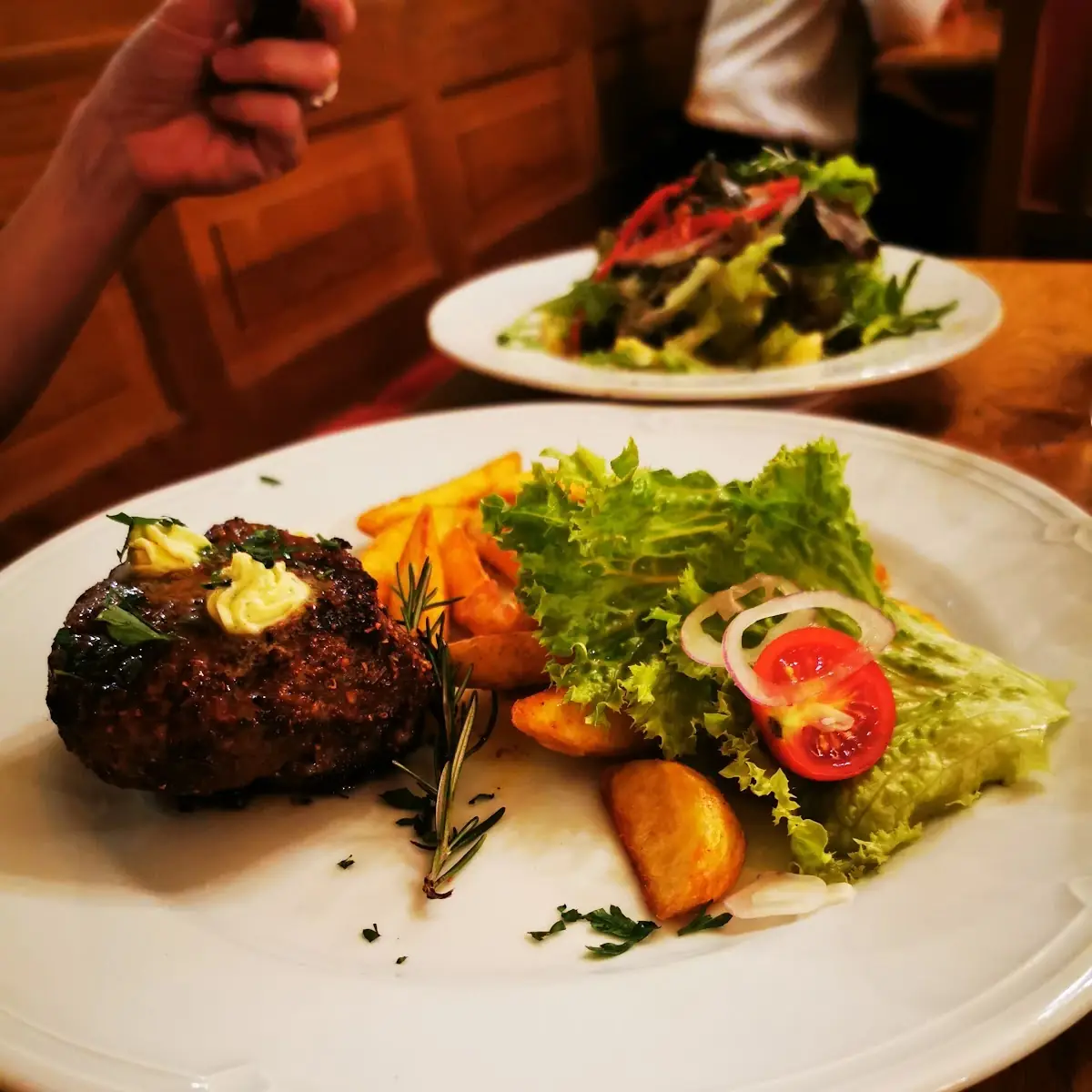 Ladysteak Mit Salat Und Kartoffel Wedges