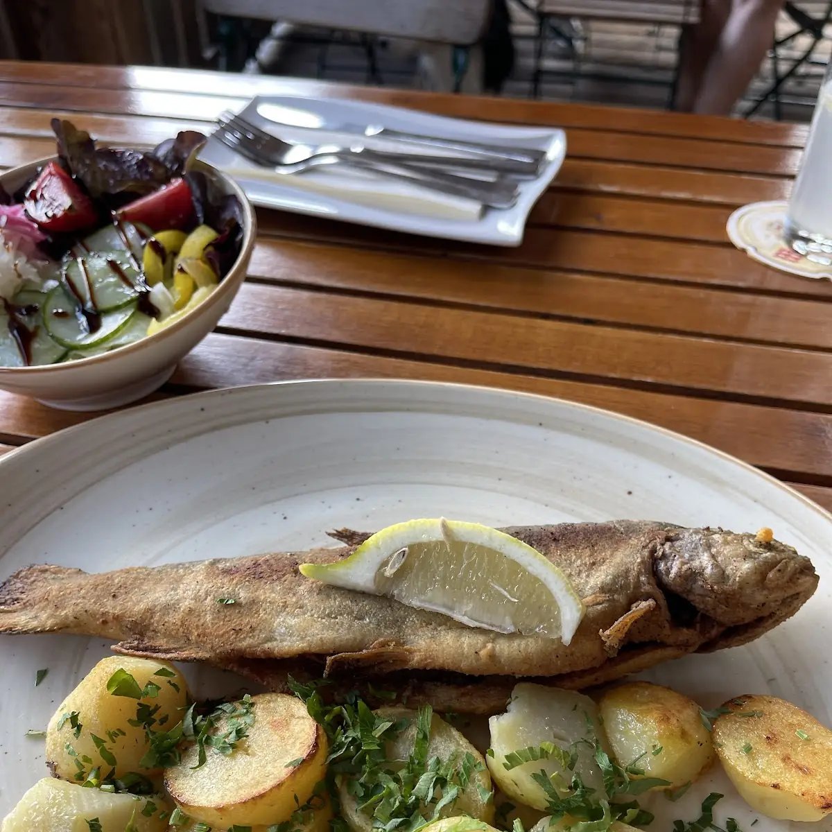Gebratene Forelle Mit Kartoffeln Und Butter