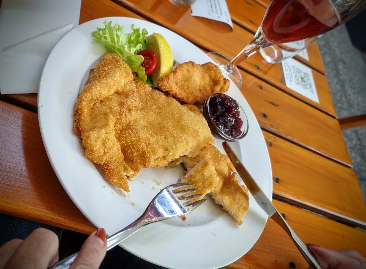 Hühnerschnitzel Mit Preiselbeeren, wein & heuriger ganneshofer