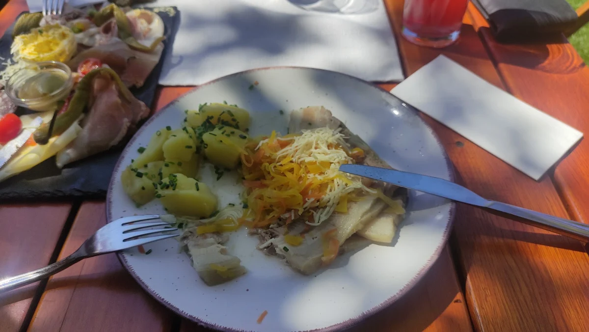 Steirische Gekochtes Bauchfleisch Mit Meerrettich, wein & heuriger ganneshofer