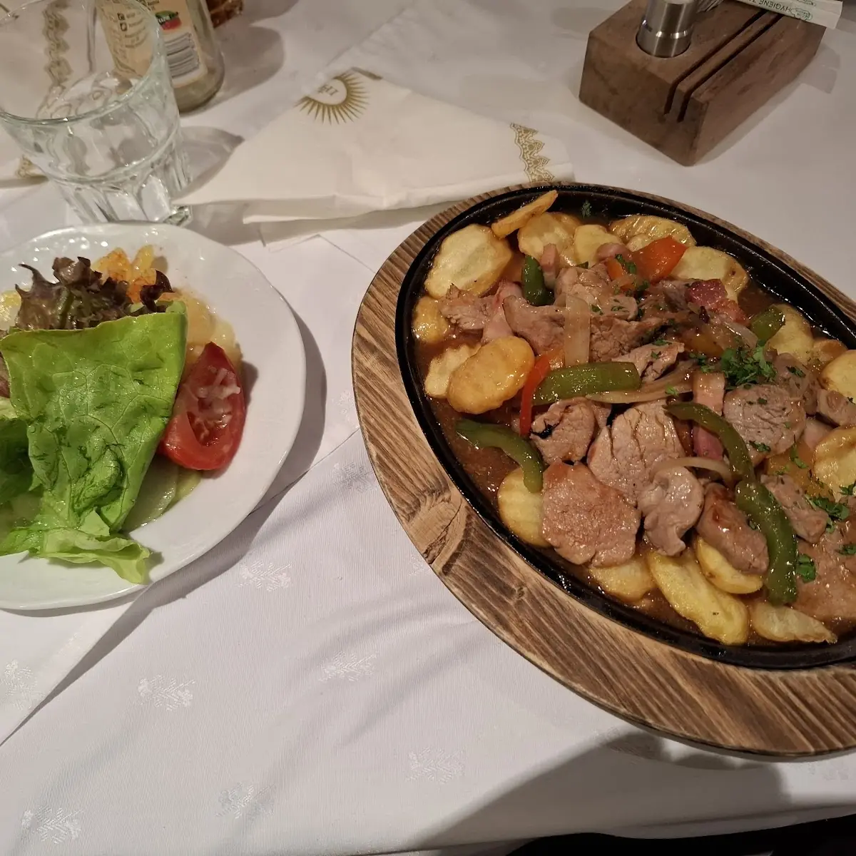 Schweinsfilettspitzen Mit Gemüse Und Kartoffelschips