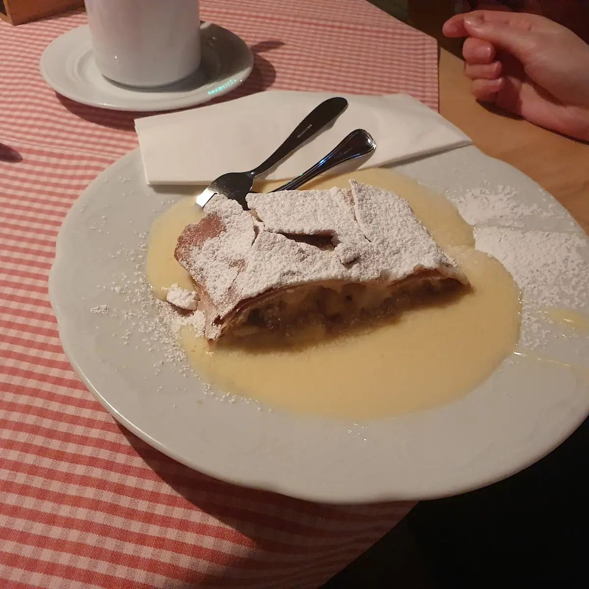 Apfelstrudel Mit Vanillesauce