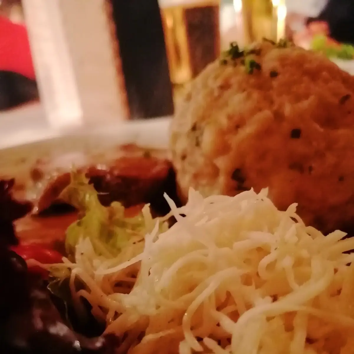 Schweinebraten Mit Semmelkloß Und Krautsalat