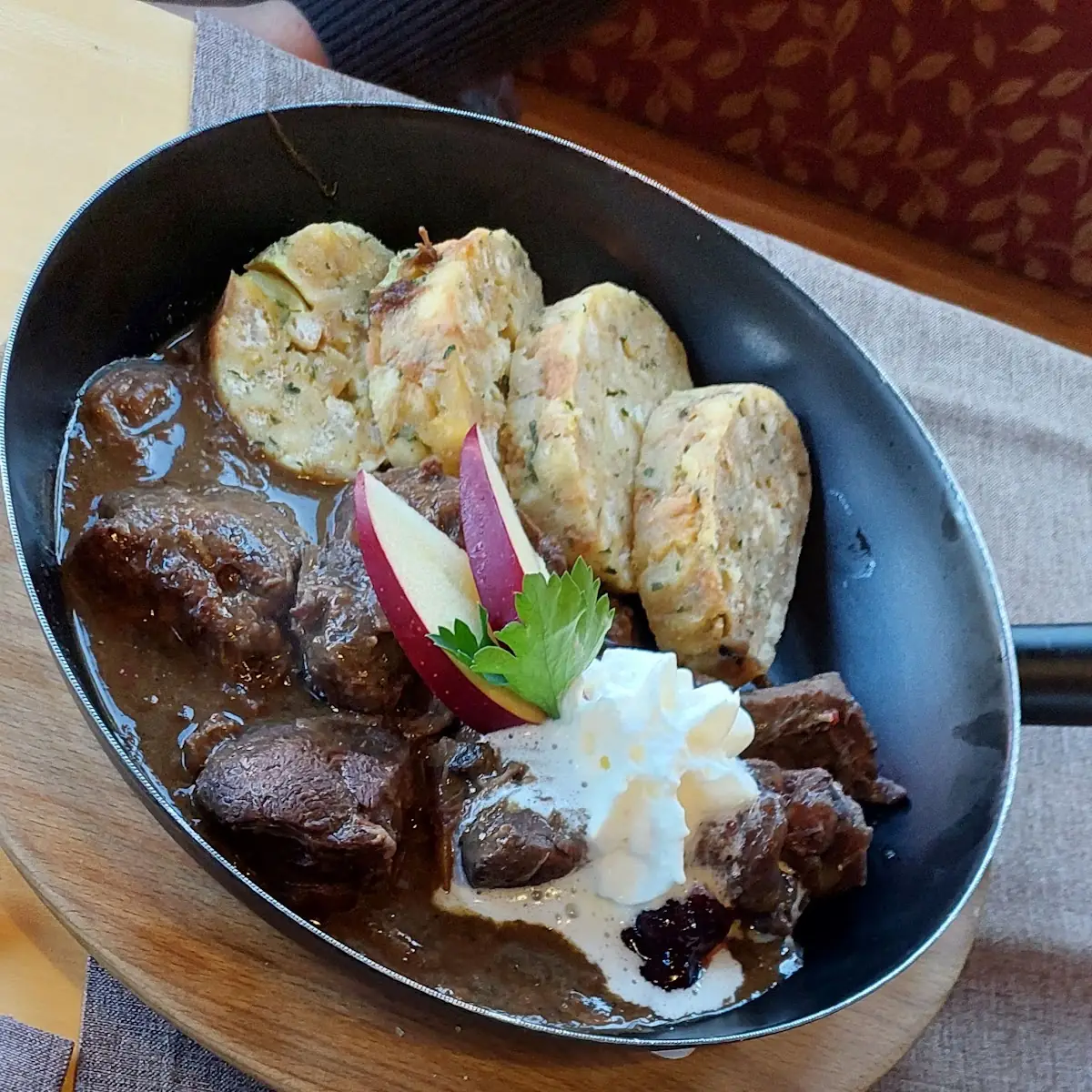 Hirschpfanne Serviettenknödel