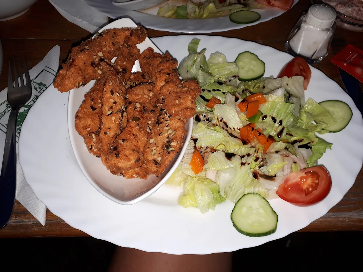 Gebackene Hühnerstreifen Mit Gemischtem Salat