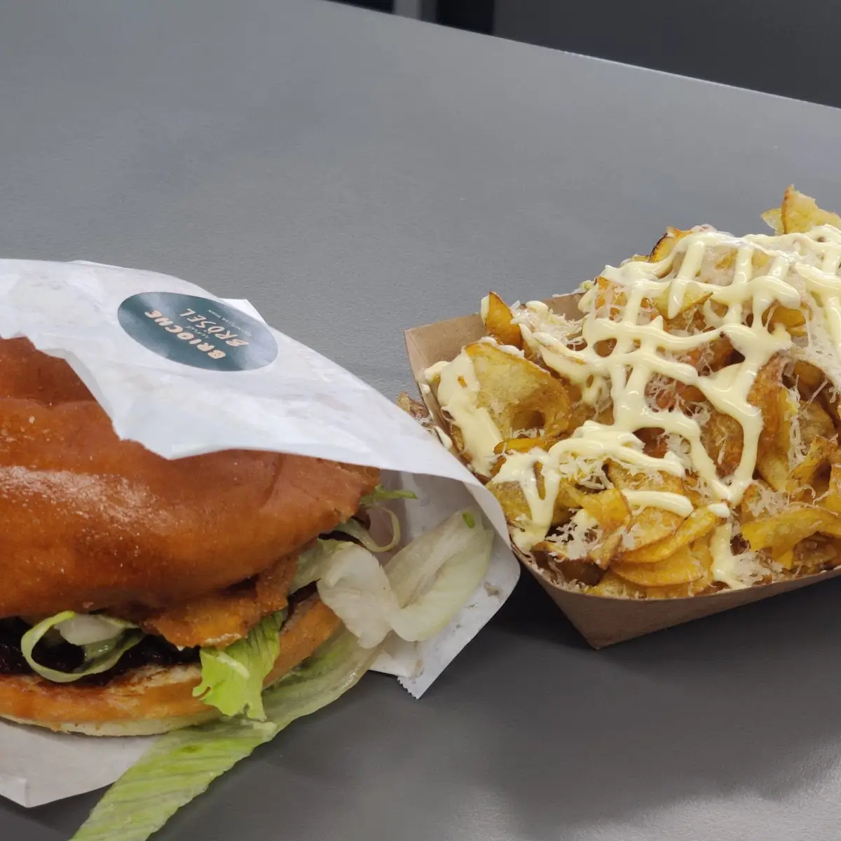 Schnitzelburger Mit Brioche Und Chips Mit Trüffelcreme, Brioche und Brösel